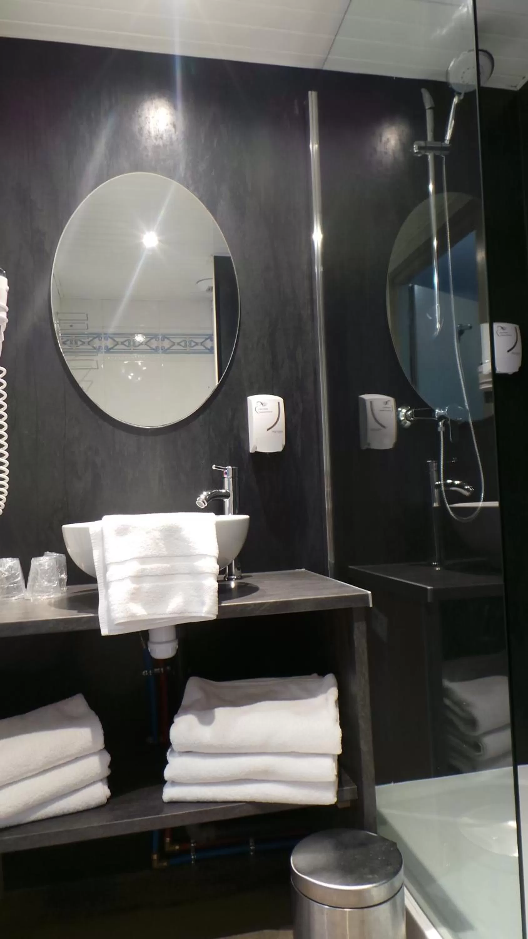 Bathroom in Hôtel De Brunville & Spa