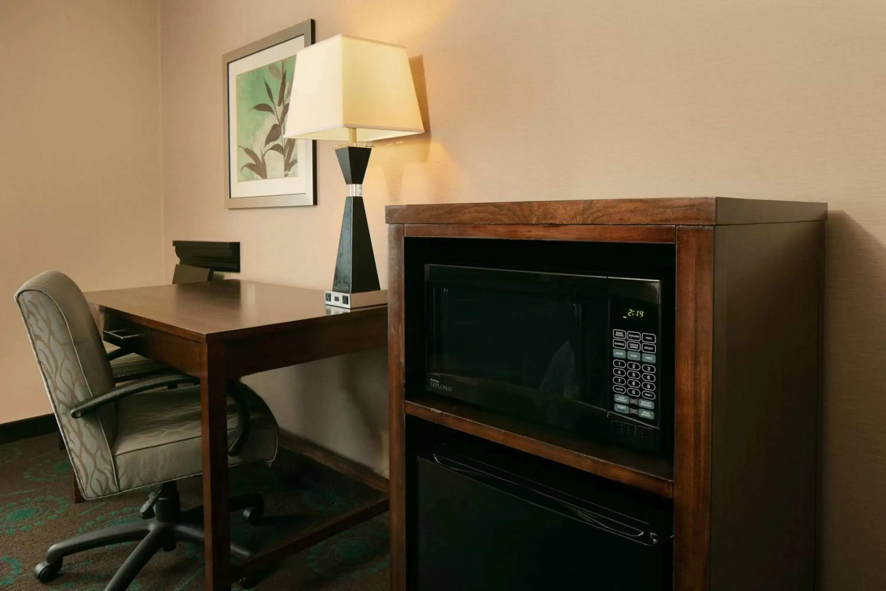 Bedroom, TV/Entertainment Center in Hampton Inn and Suites - Lincoln Northeast