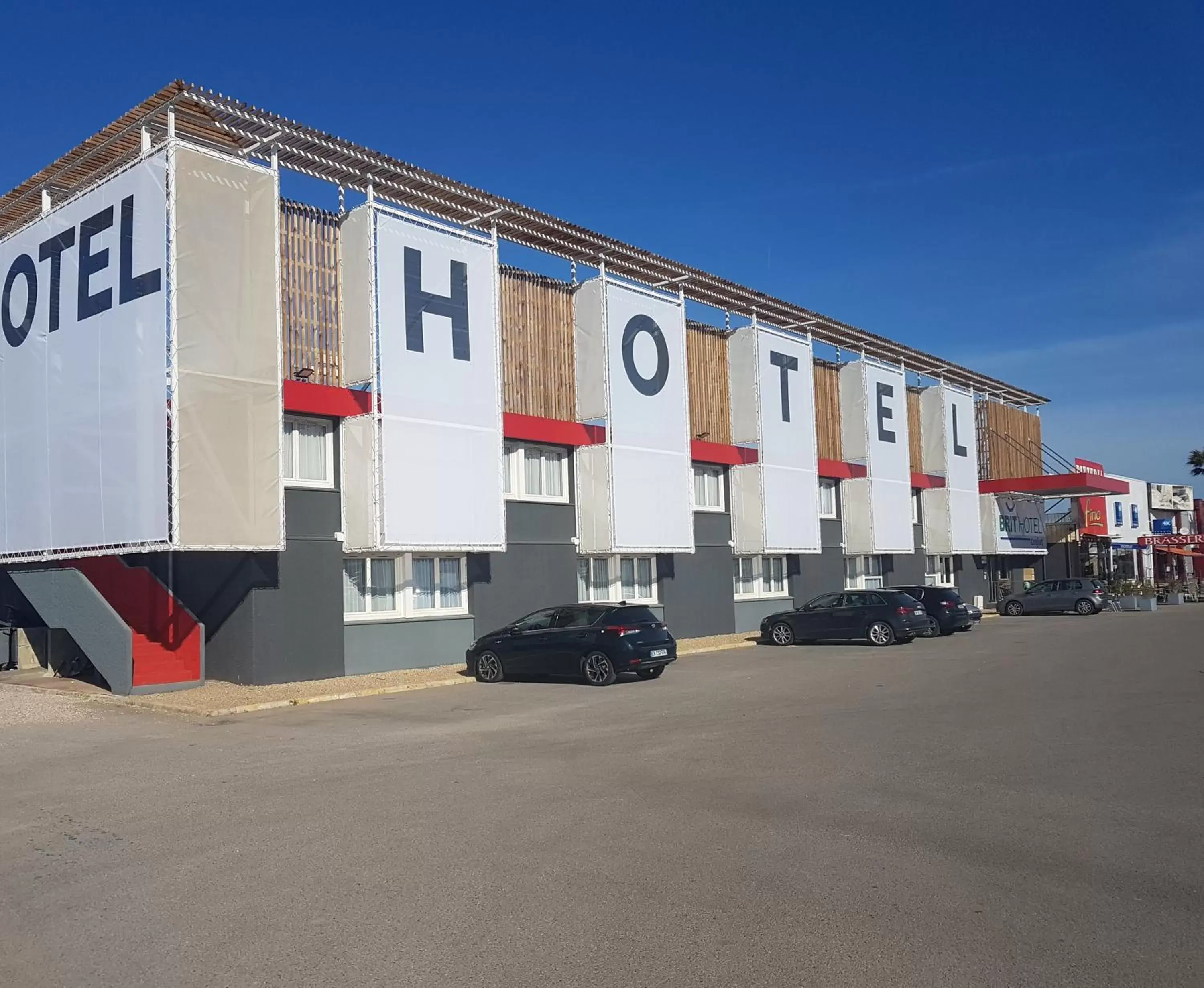 Facade/entrance, Property Building in Brit Hotel Montpellier Parc Expo