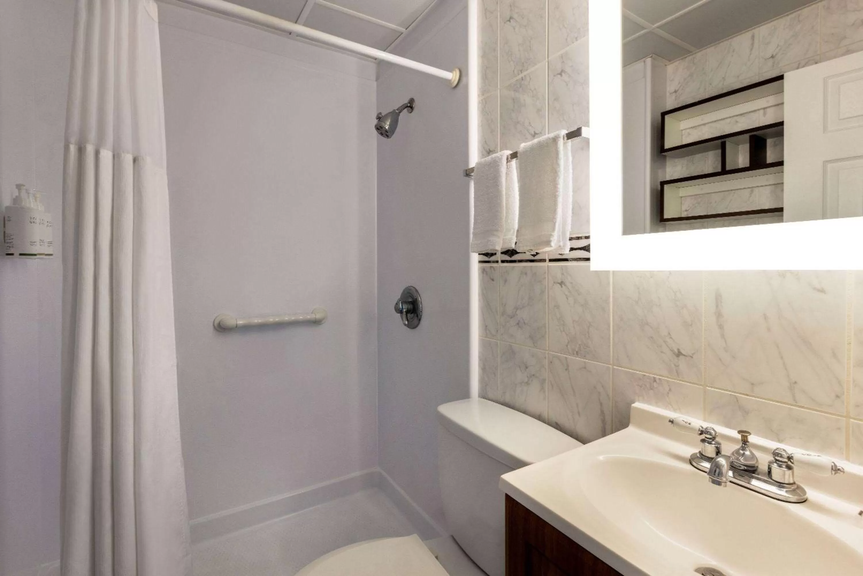 TV and multimedia in Howard Johnson by Wyndham Ocean City Oceanfront