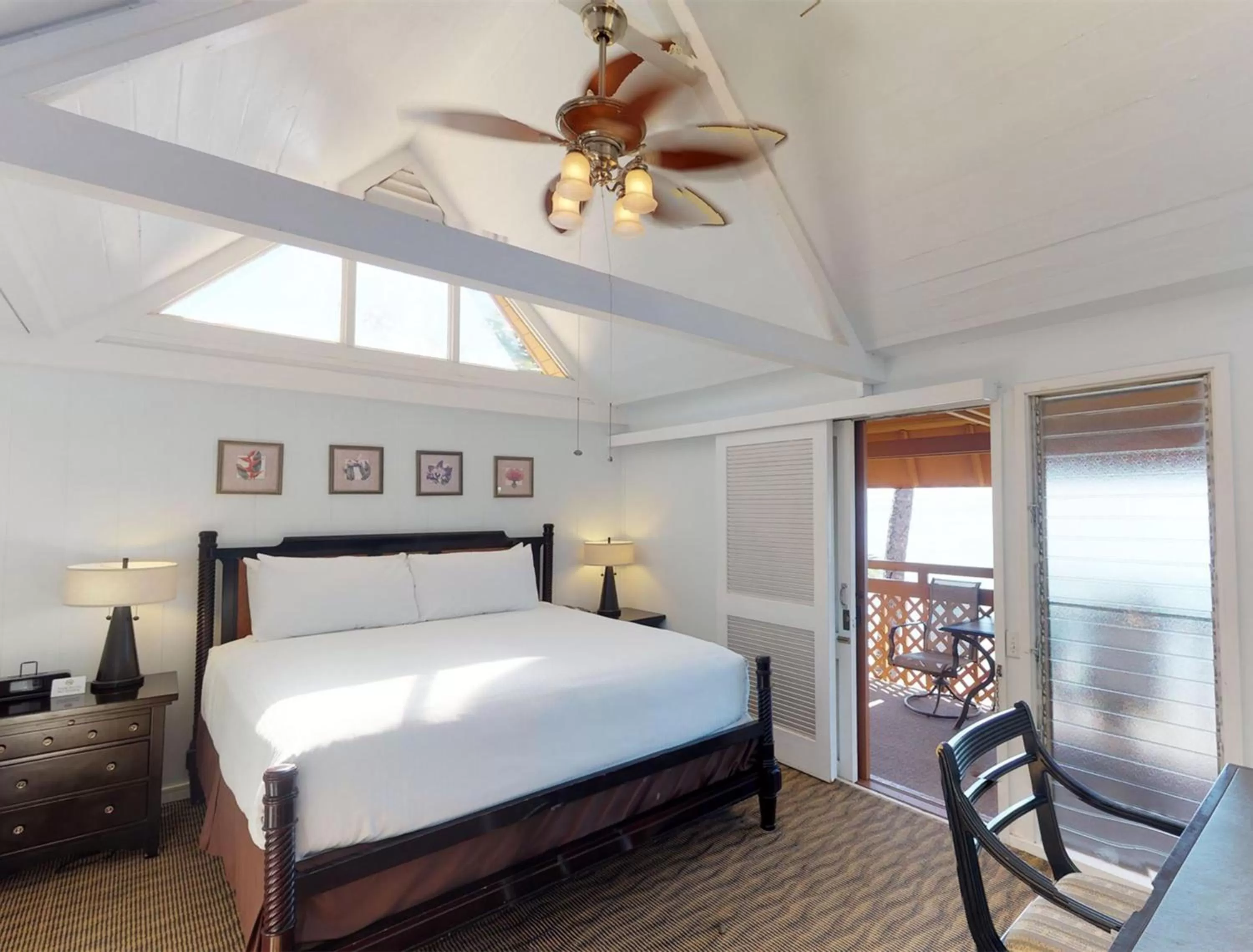 Bed in Hotel Moloka'i