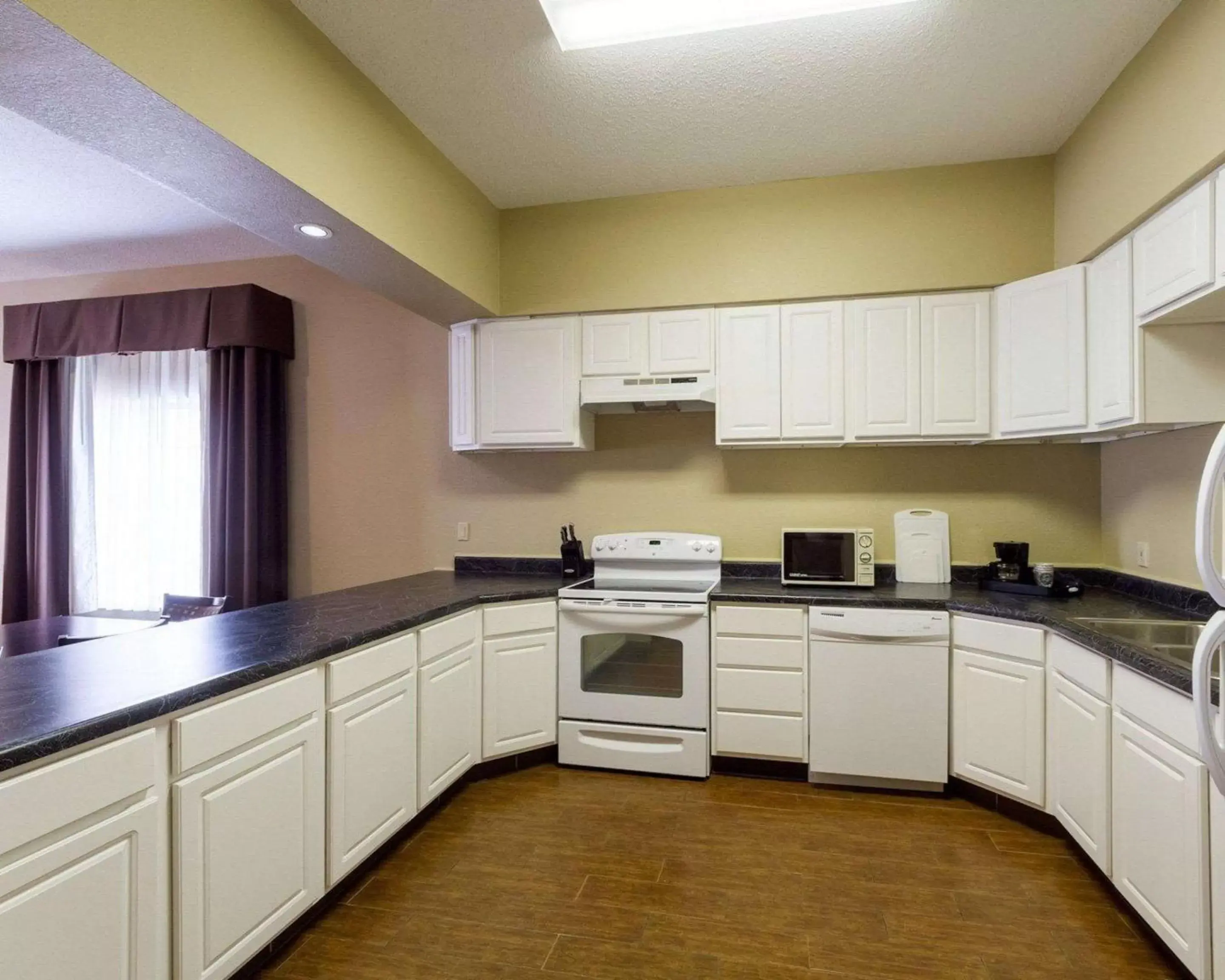 Photo of the whole room, Kitchen/Kitchenette in Comfort Inn & Suites Burnet