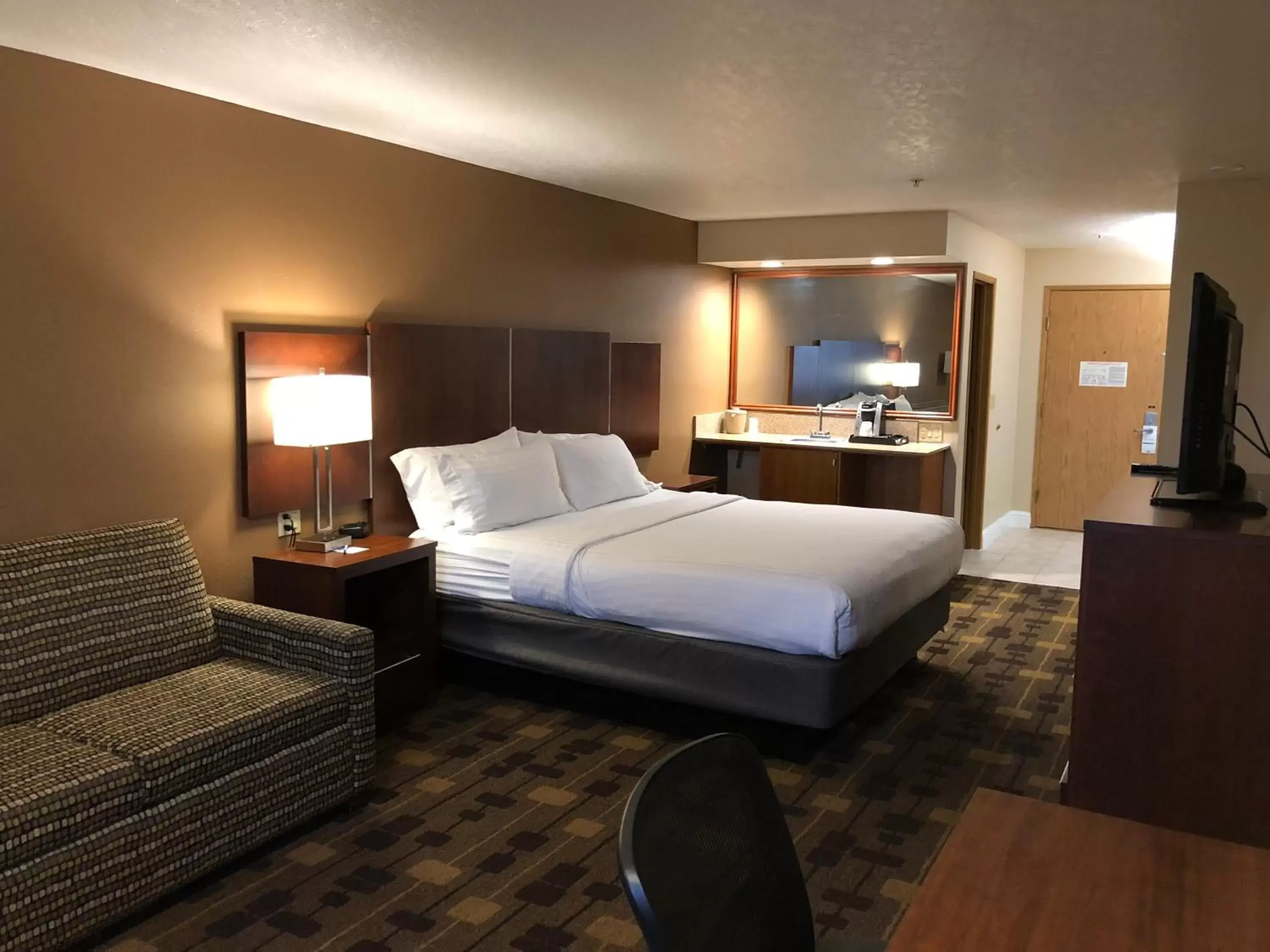 Photo of the whole room, Bed in Holiday Inn Express Corning, an IHG Hotel