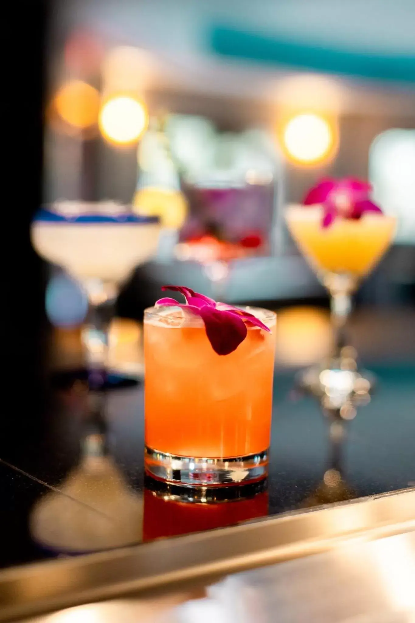 Lounge or bar, Drinks in Hotel Indigo San Antonio Riverwalk, an IHG Hotel