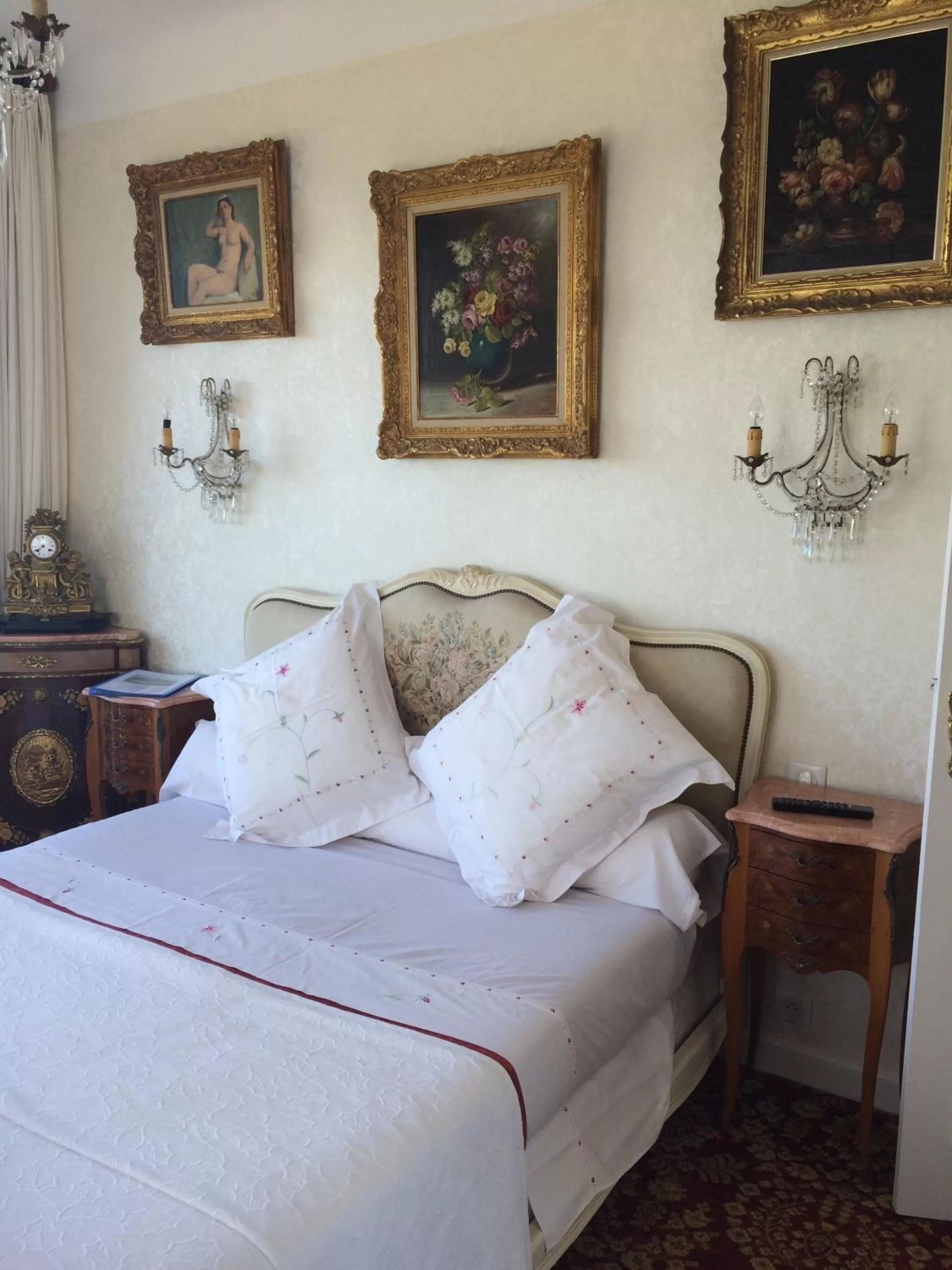 Decorative detail, Bed in Villa Erresiñolettean