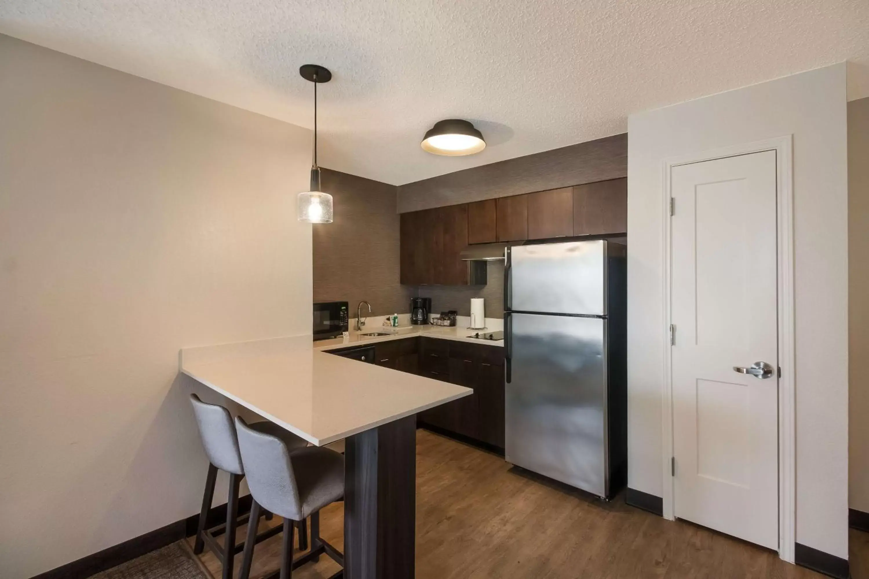 Photo of the whole room, Kitchen/Kitchenette in Sonesta ES Suites Dallas Richardson