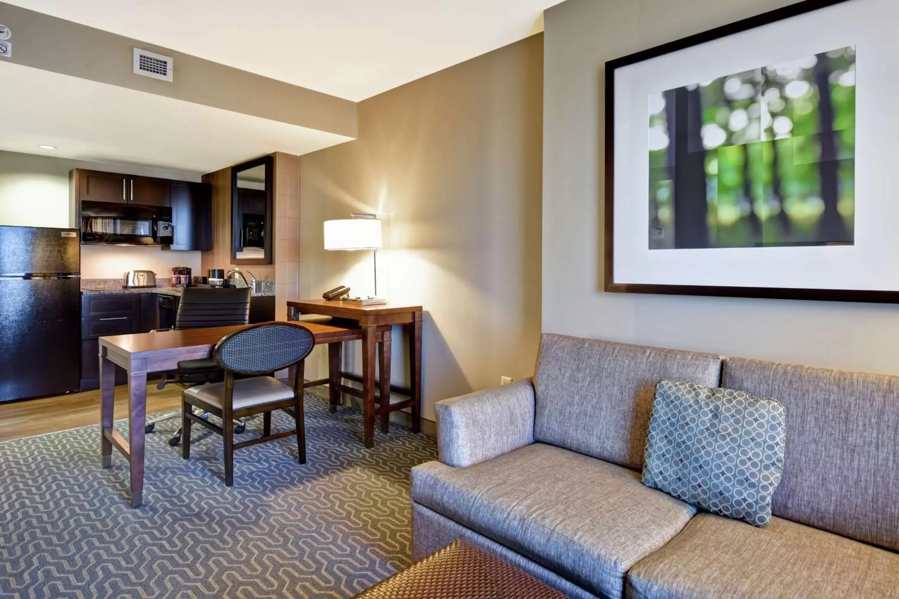 Bedroom, Seating Area in Embassy Suites Springfield