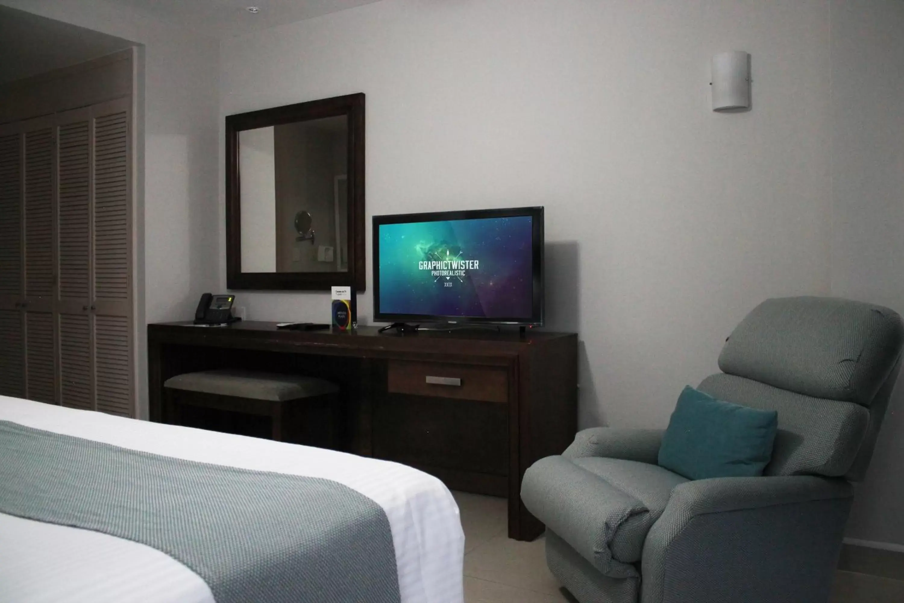 TV and multimedia, TV/Entertainment Center in Hotel Suites México Plaza León Campestre