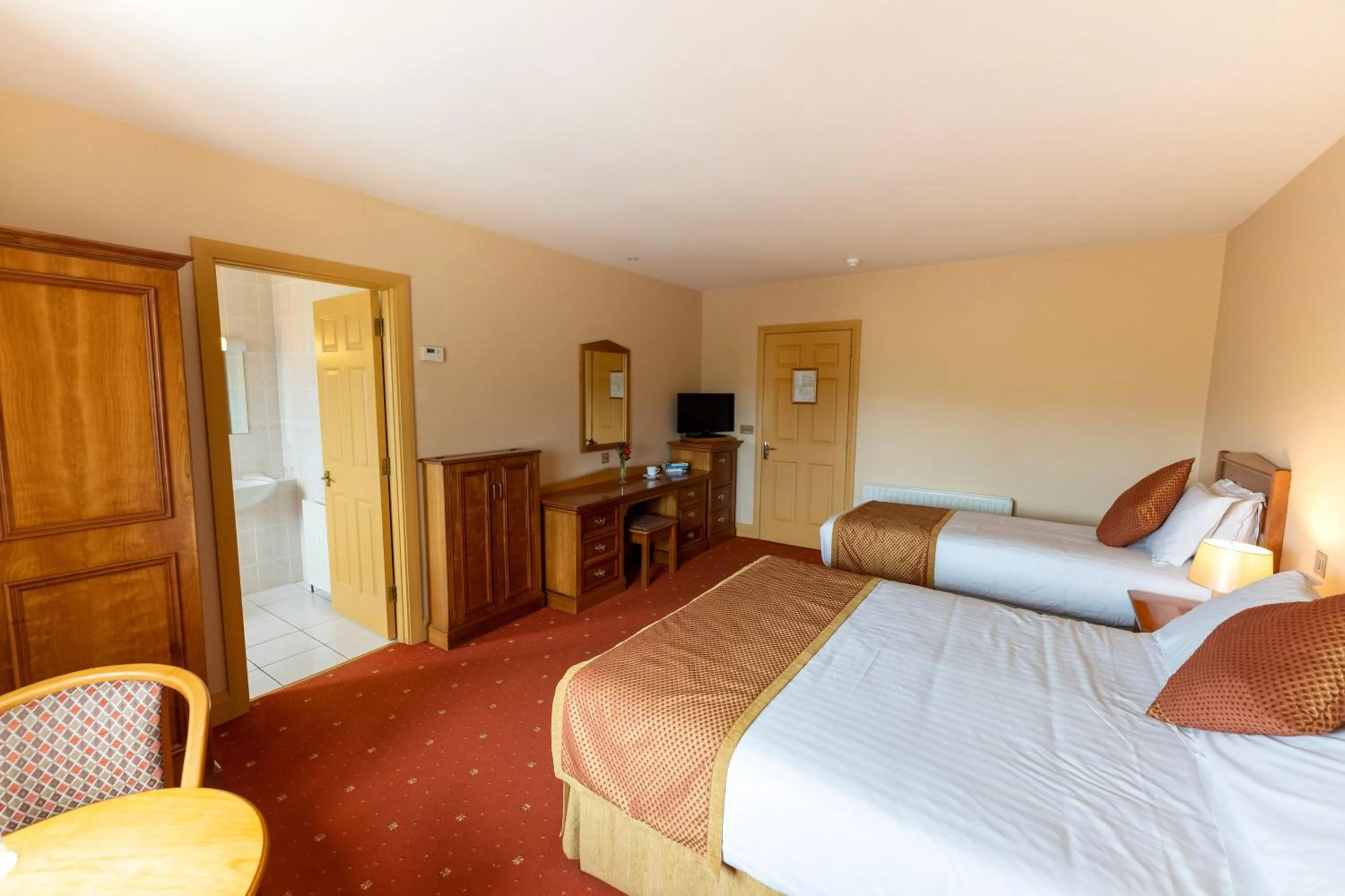 Photo of the whole room, Bed in Waterfront House & Restaurant