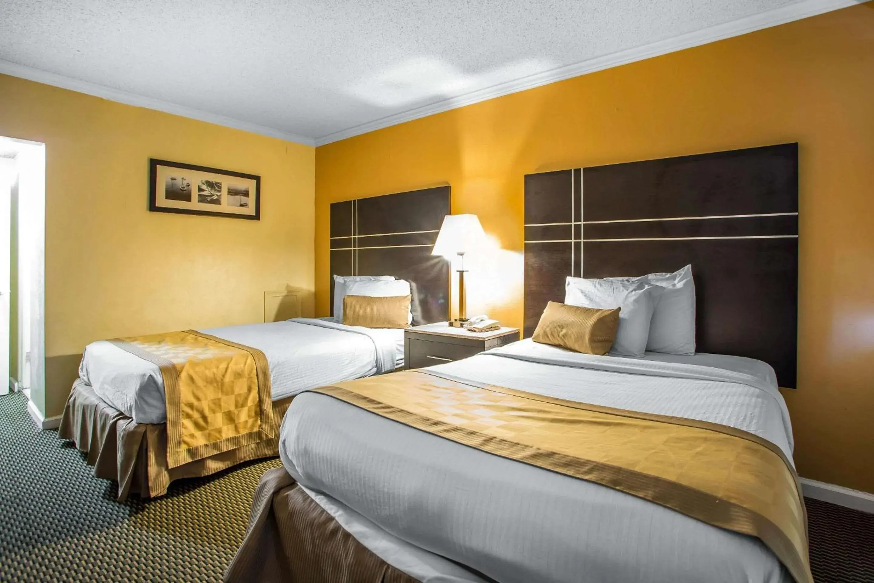 Photo of the whole room, Bed in Rodeway Inn Boardwalk