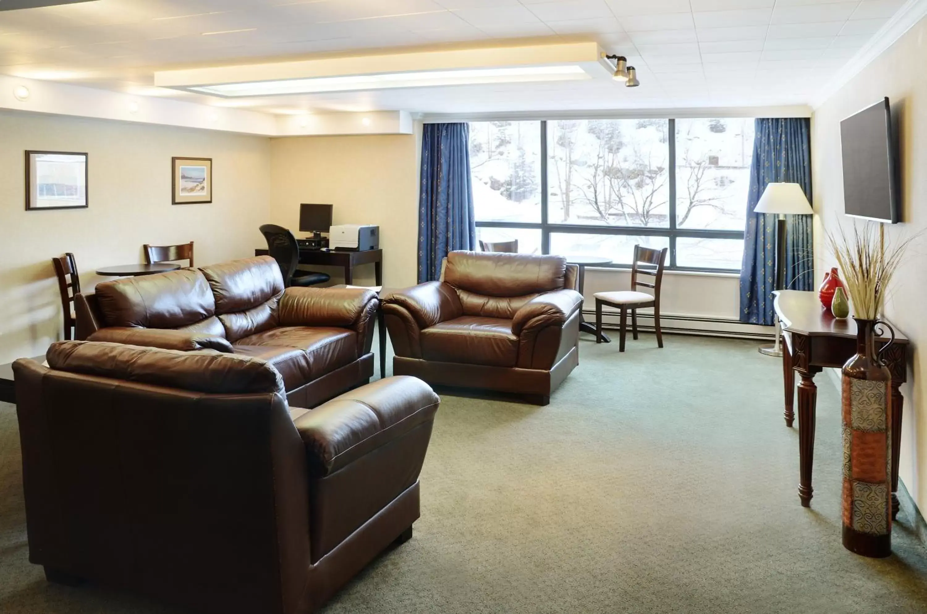 Living room in Greenwood Inn & Suites