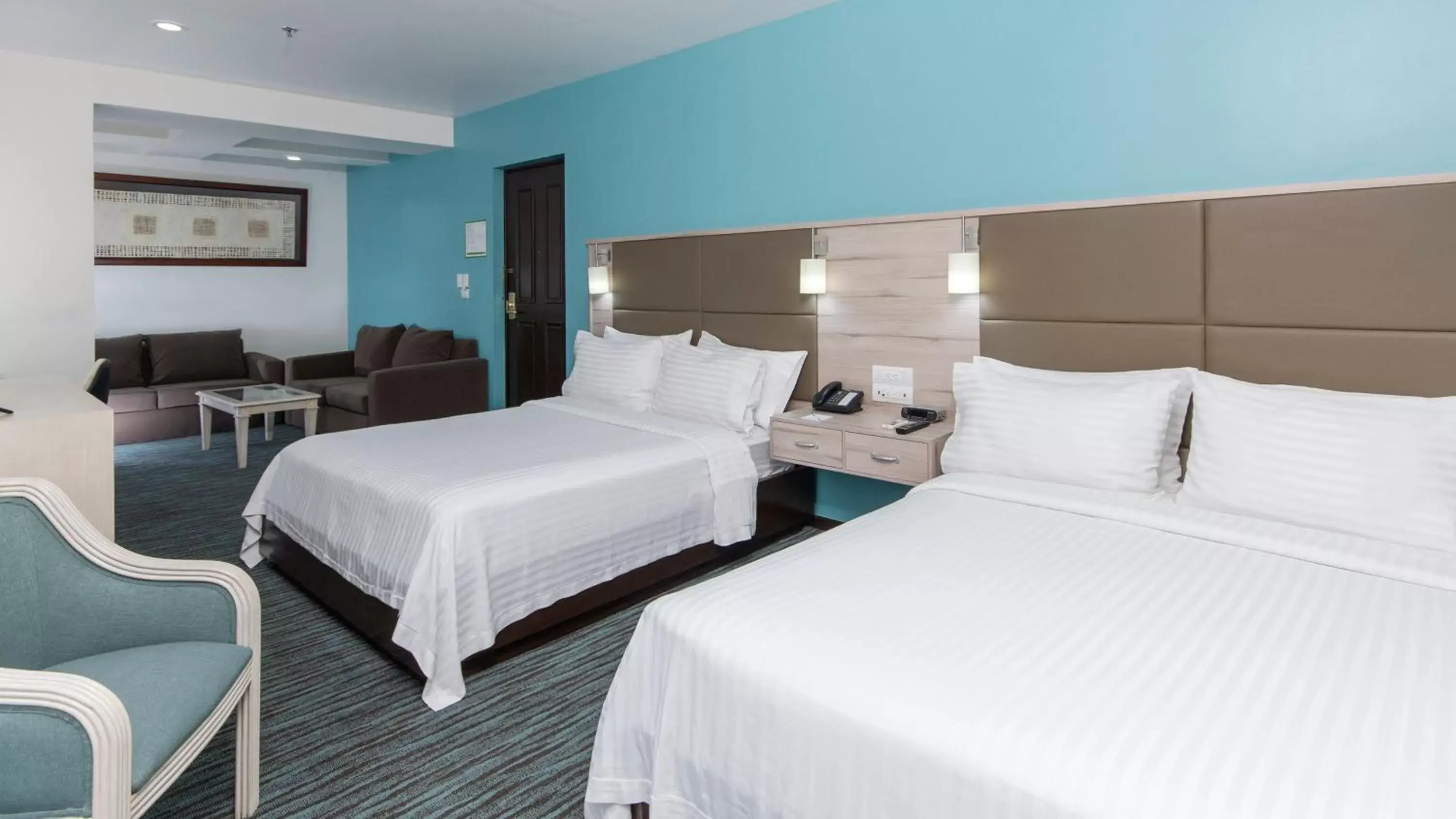 Photo of the whole room, Bed in Holiday Inn & Suites Mexico Zona Reforma, an IHG Hotel