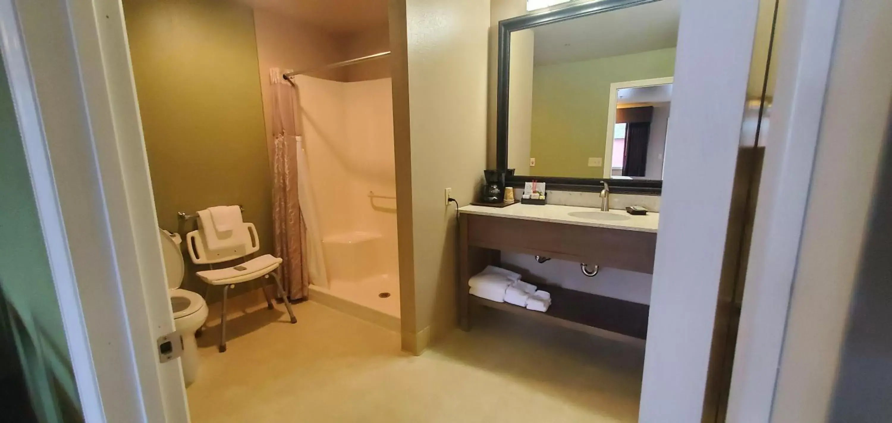 Bathroom in Pacific Inn Motel