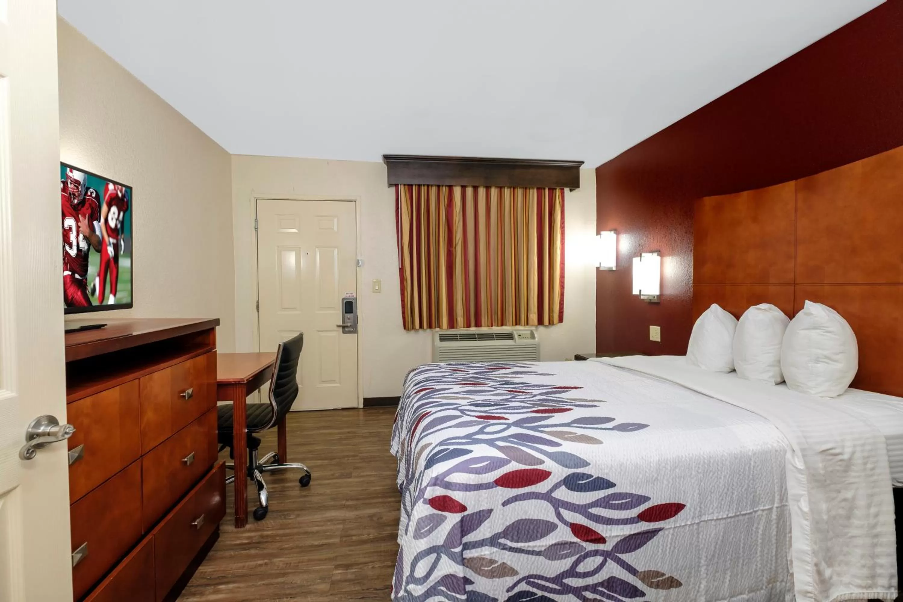 Photo of the whole room, Bed in Red Roof Inn Columbus, MS