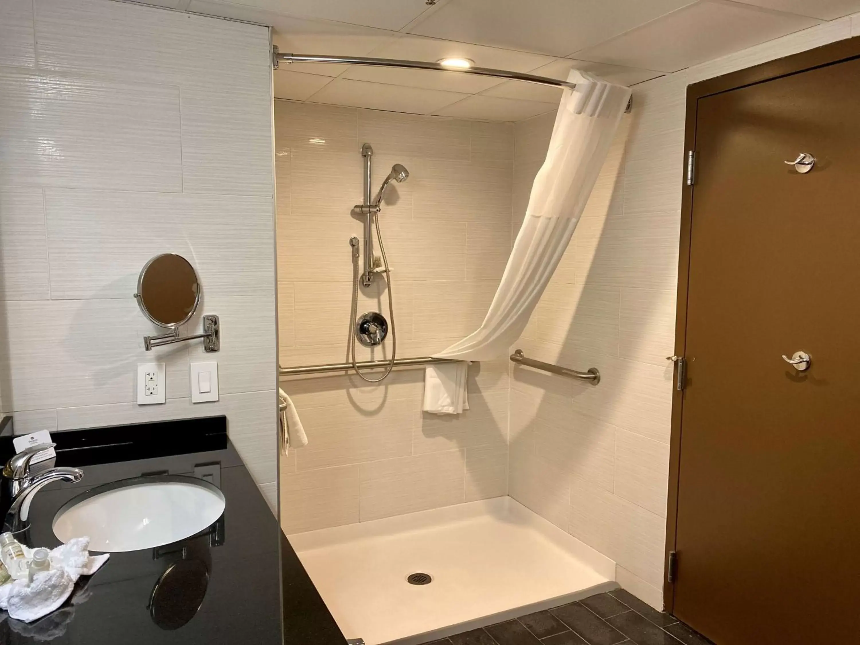 Shower, Bathroom in Radisson Hotel Southfield-Detroit