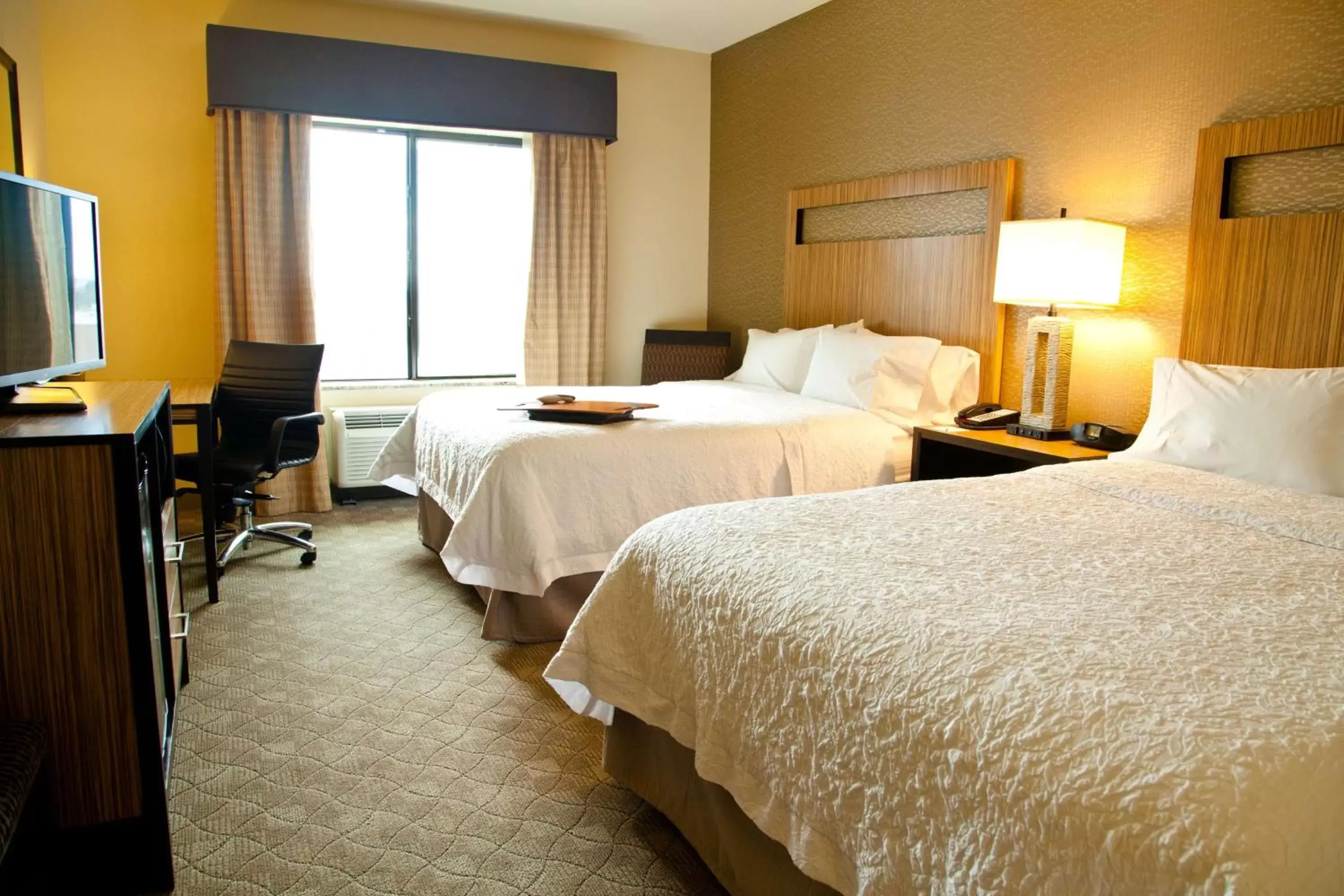 Bedroom, Bed in Hampton Inn & Suites Salinas