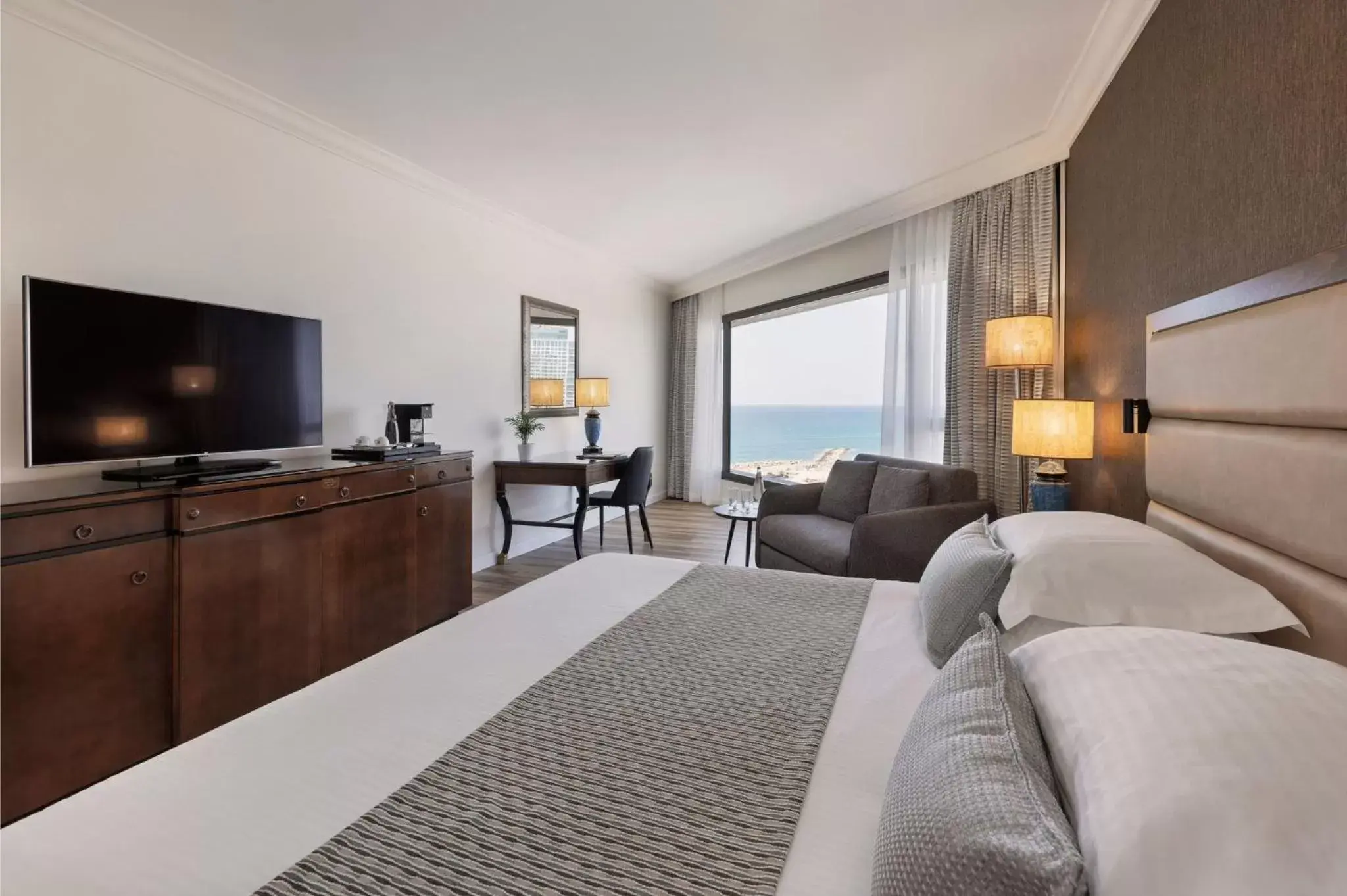 Photo of the whole room, TV/Entertainment Center in David InterContinental Tel Aviv, an IHG Hotel