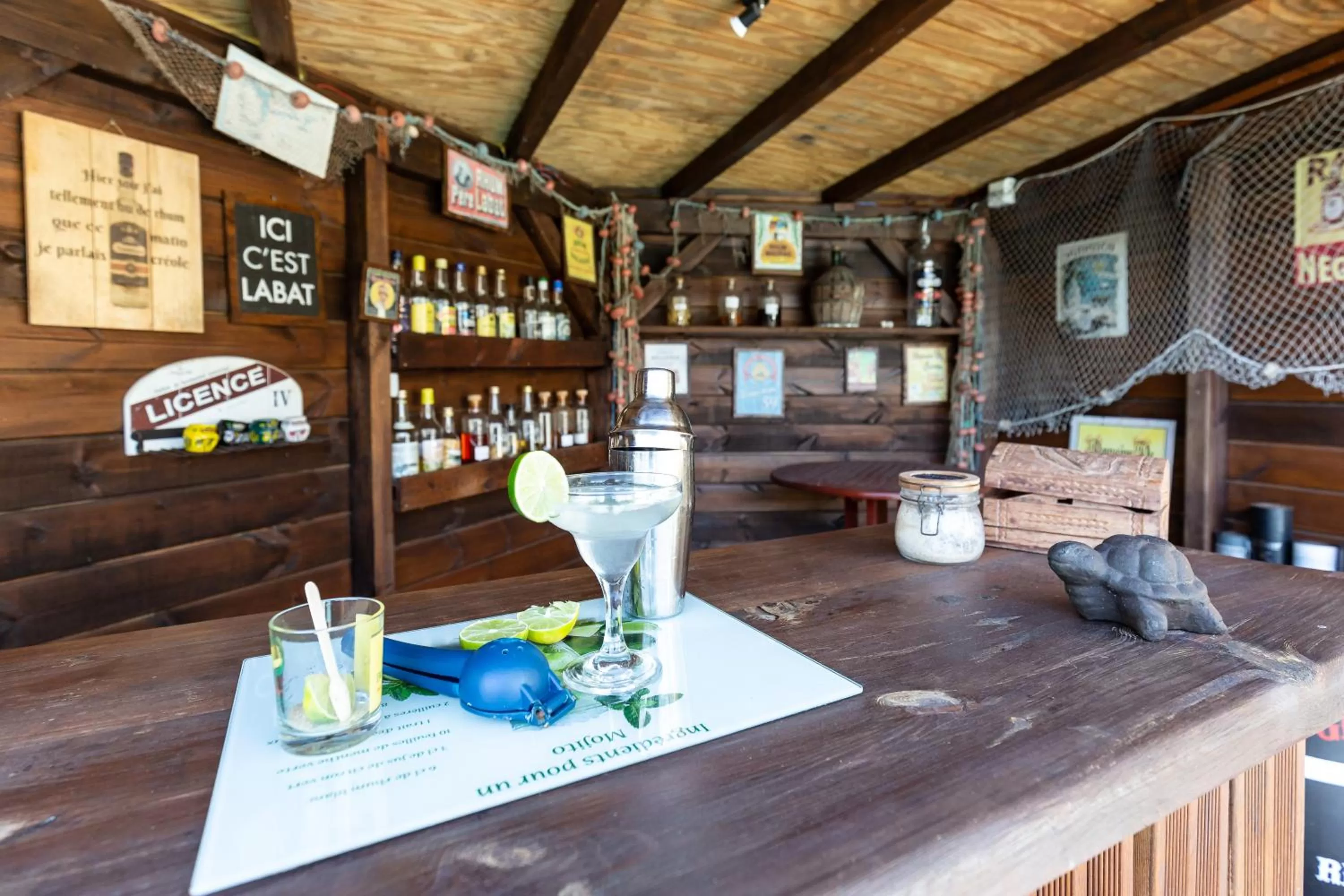 Lounge or bar in BUNGALOW La Tortue Bleue