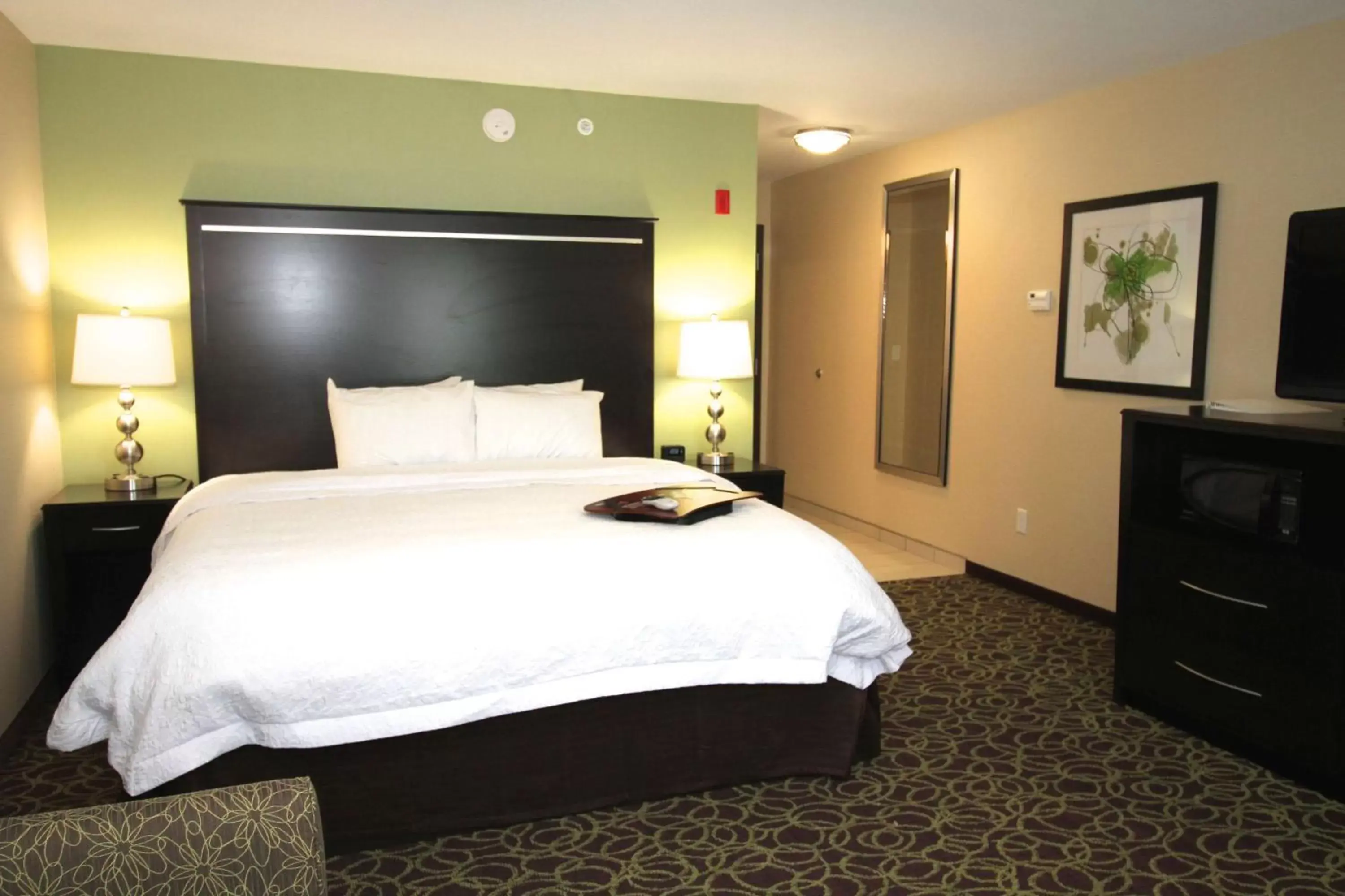 Bed in Hampton Inn and Suites Sandusky/Milan Bed in Hampton Inn and Suites Sandusky/Milan