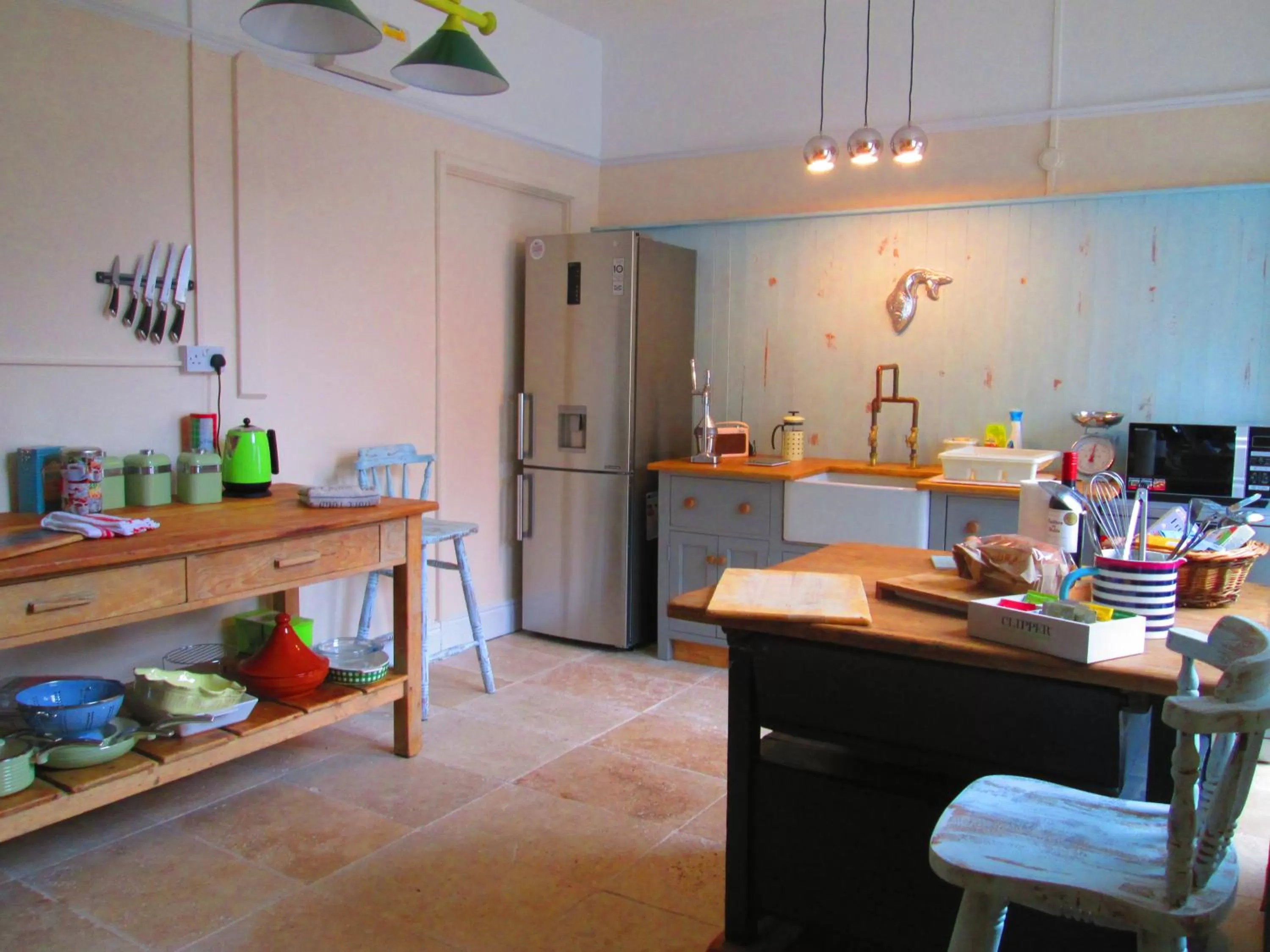 Kitchen or kitchenette in Weston Manor