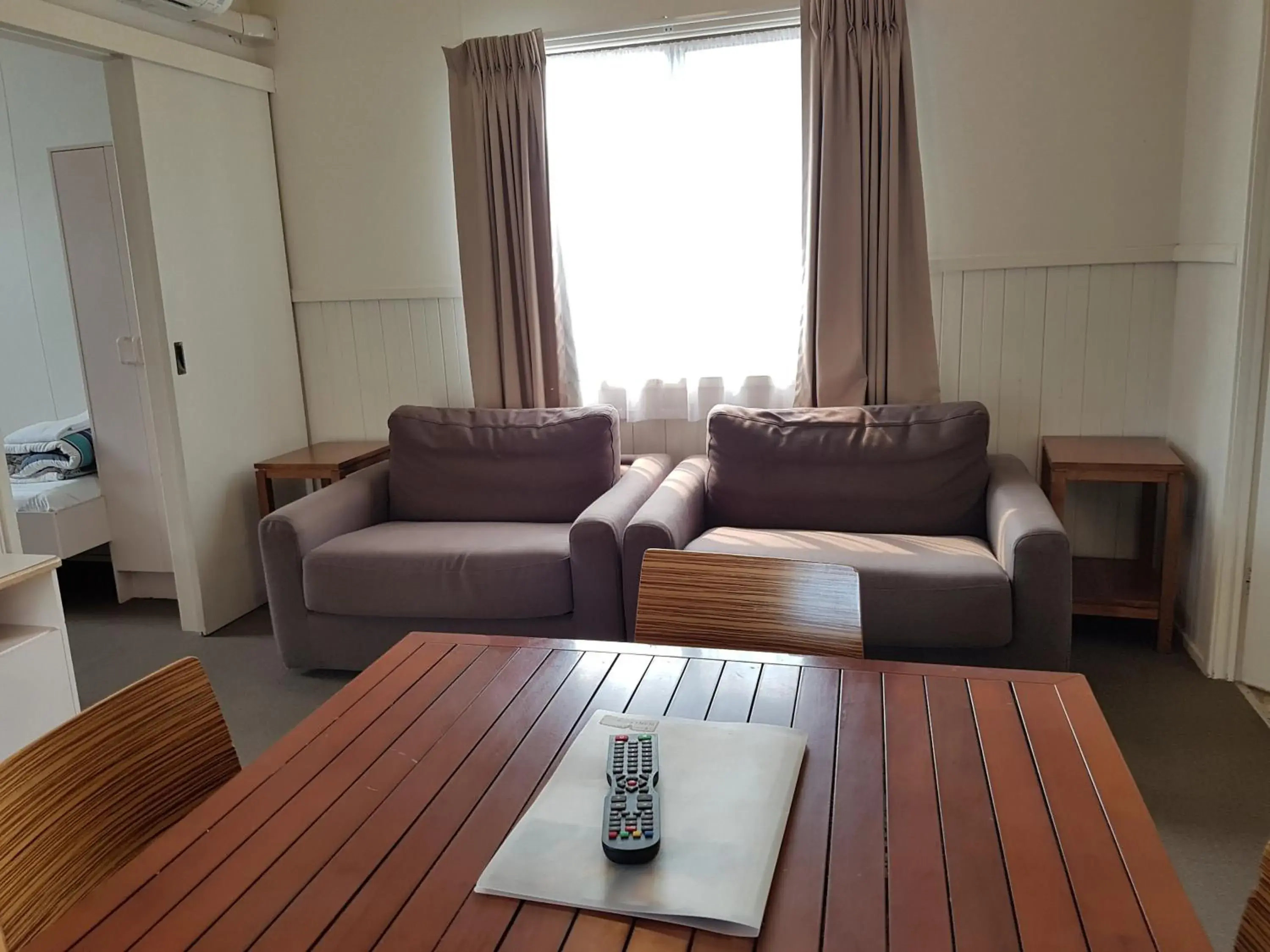 Seating area in Canberra Carotel Motel Seating area in Canberra Carotel Motel