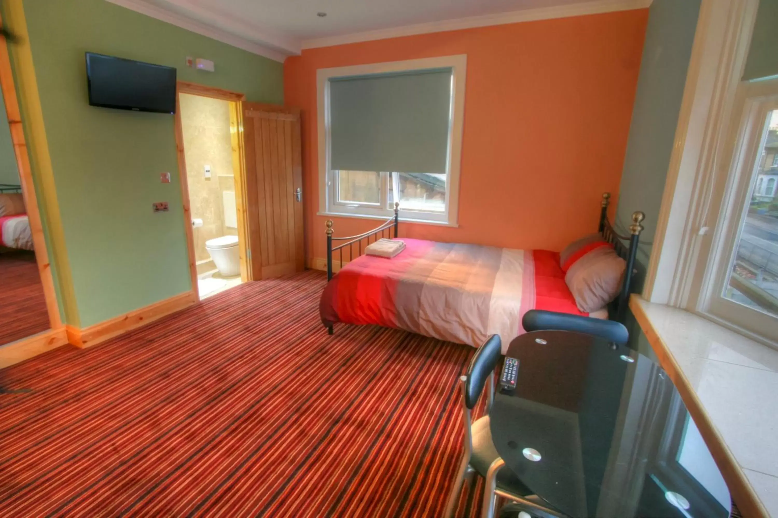 Photo of the whole room, Bed in Fountain Hotel