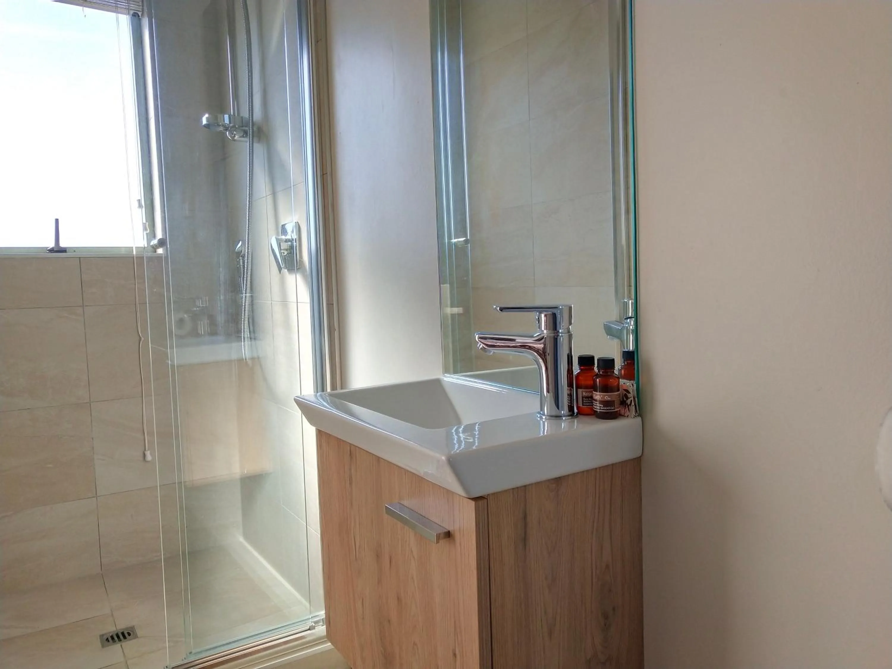 Bathroom in Alcala Motor Lodge