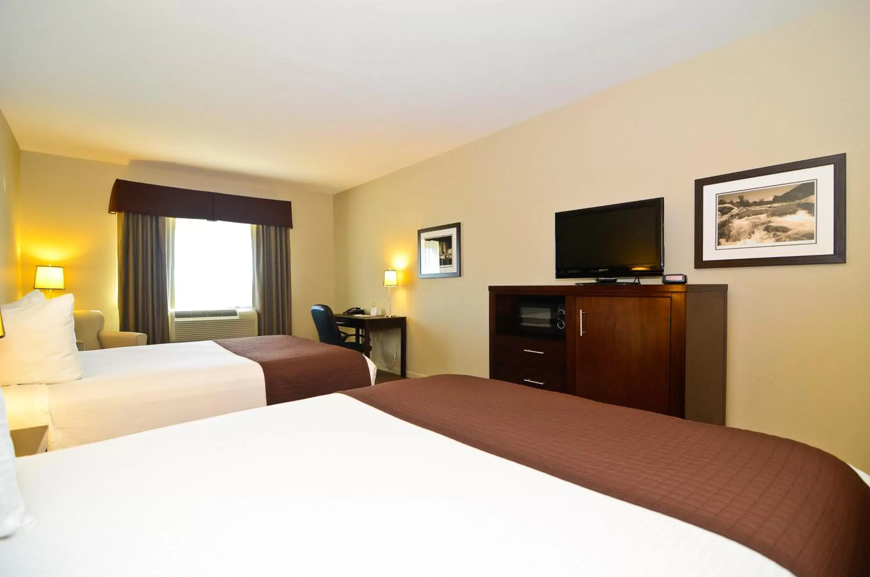 Day, Bed in Baymont by Wyndham Columbus