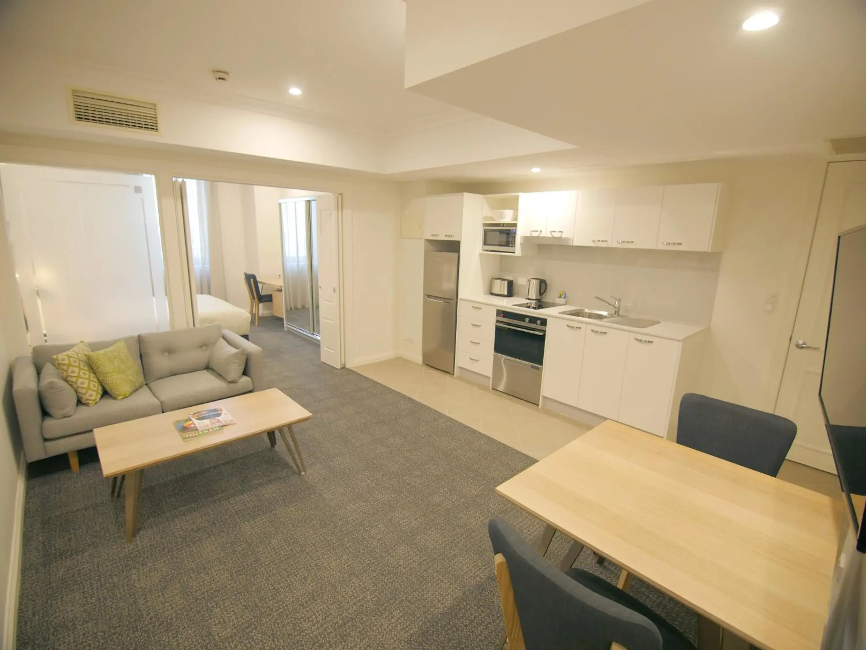 Kitchen or kitchenette, Seating Area in Quality Apartments Adelaide Central