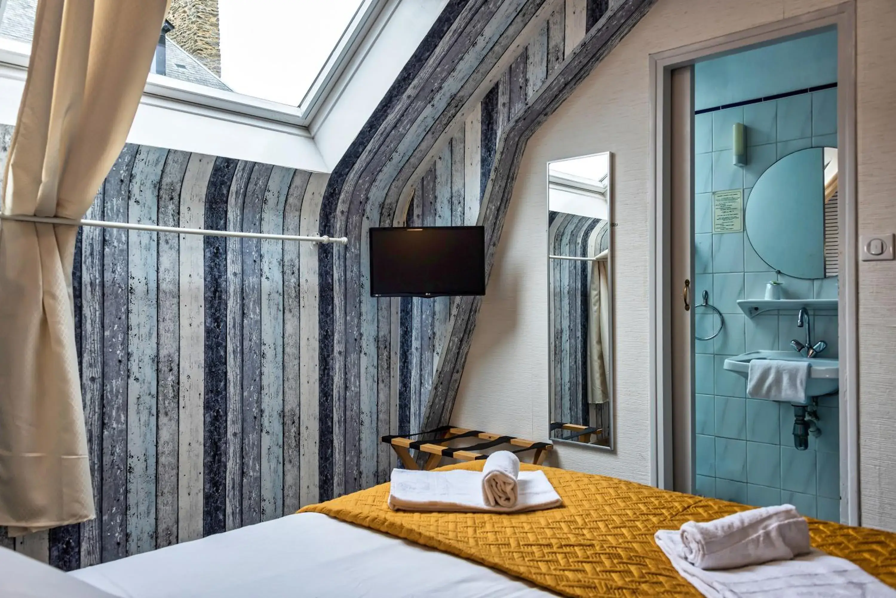 Bedroom, Bed in Hotel La Voilerie Cancale bord de mer