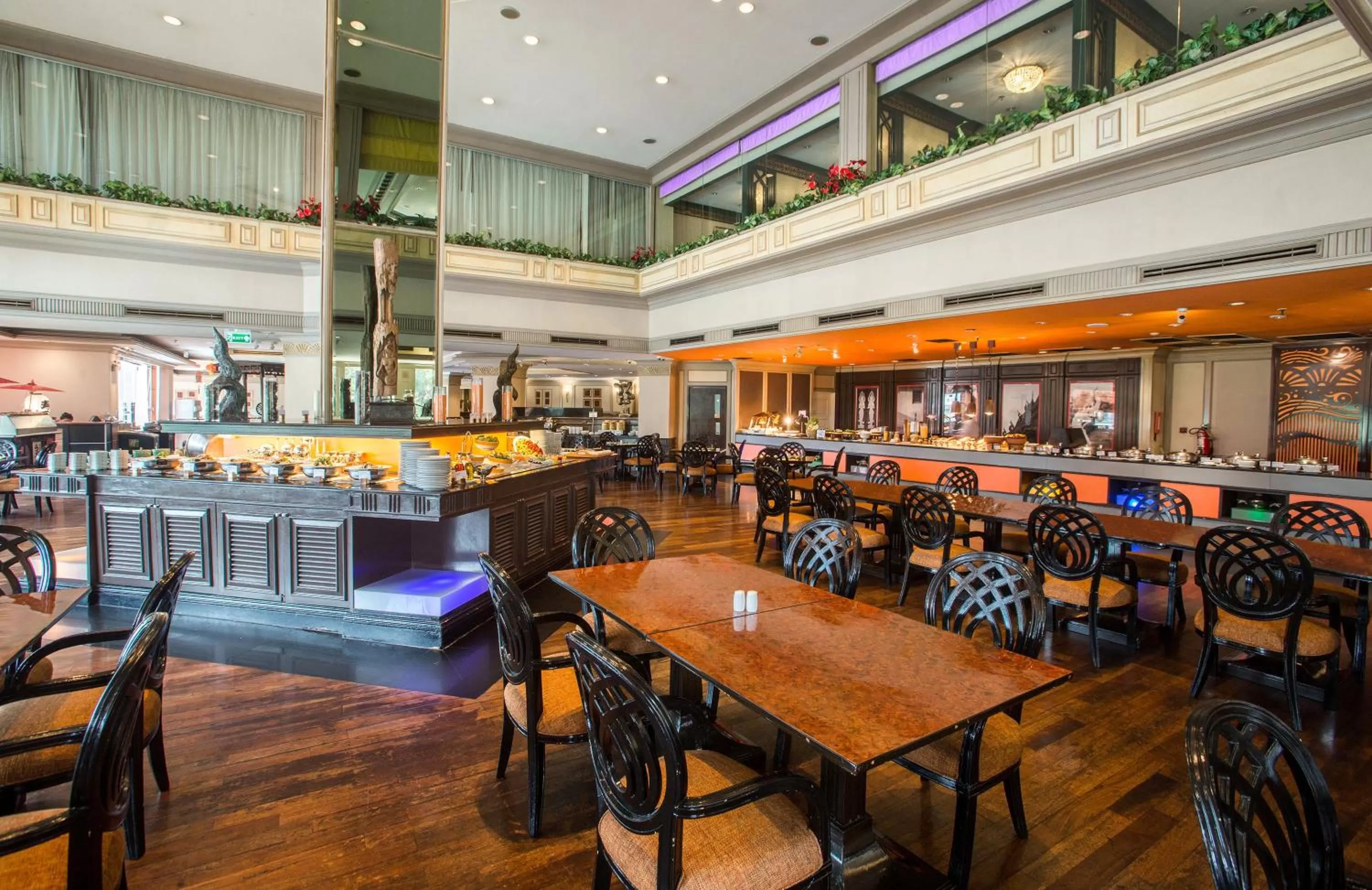 Restaurant/places to eat in Centara Riverside Hotel Chiang Mai