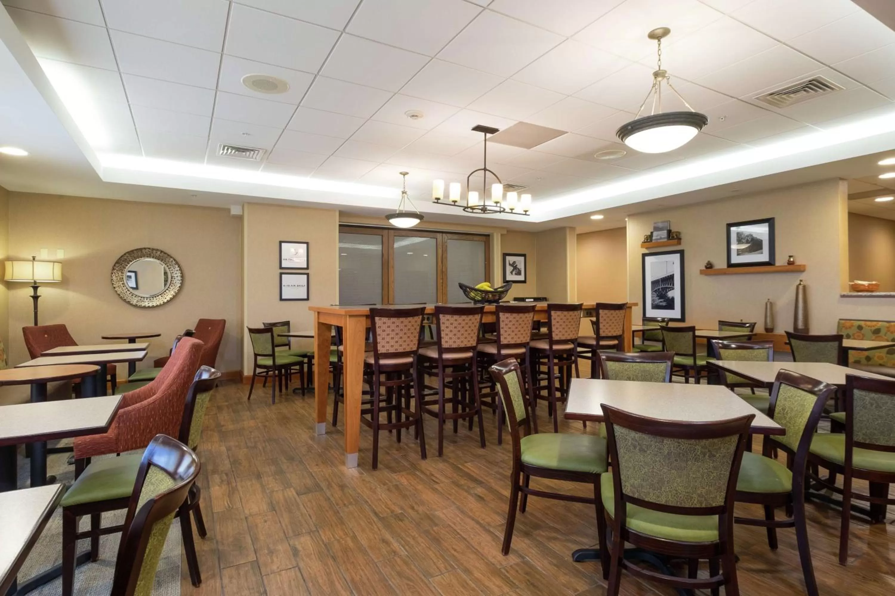 Dining area in Hampton Inn Waterville