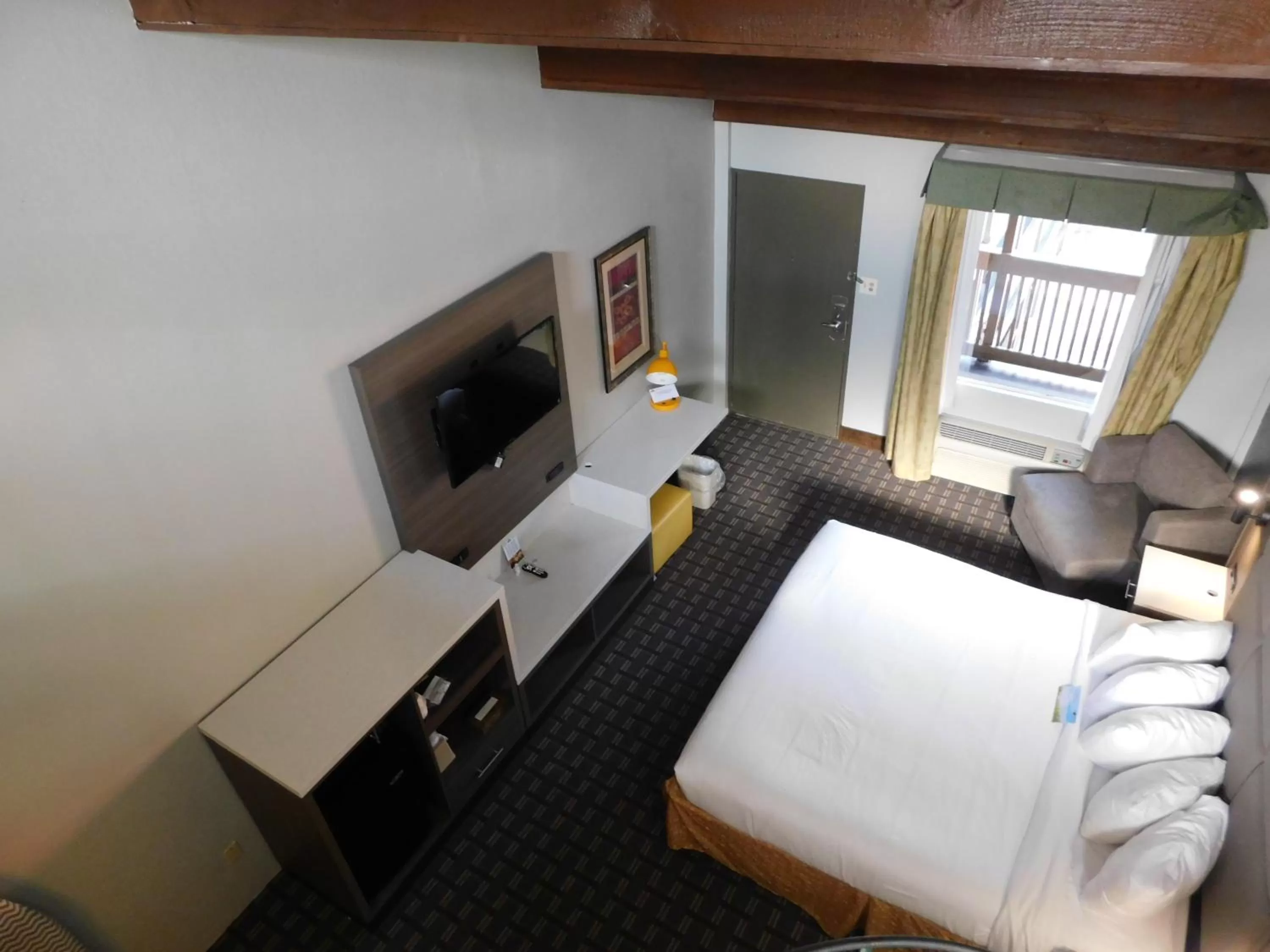 Bed in Days Inn & Suites by Wyndham Downtown Gatlinburg Parkway