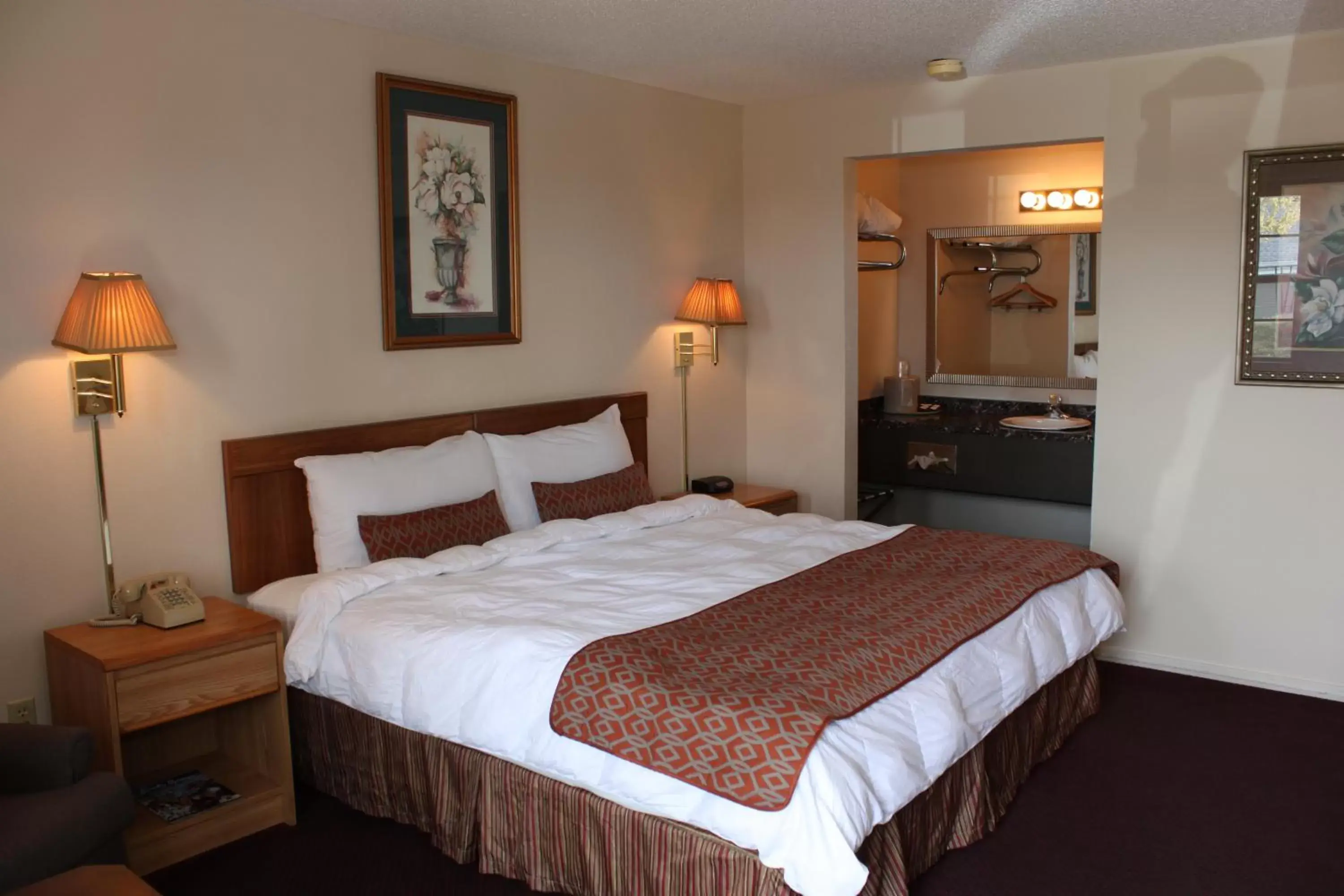 Bedroom, Bed in Regency Inn Eureka Springs