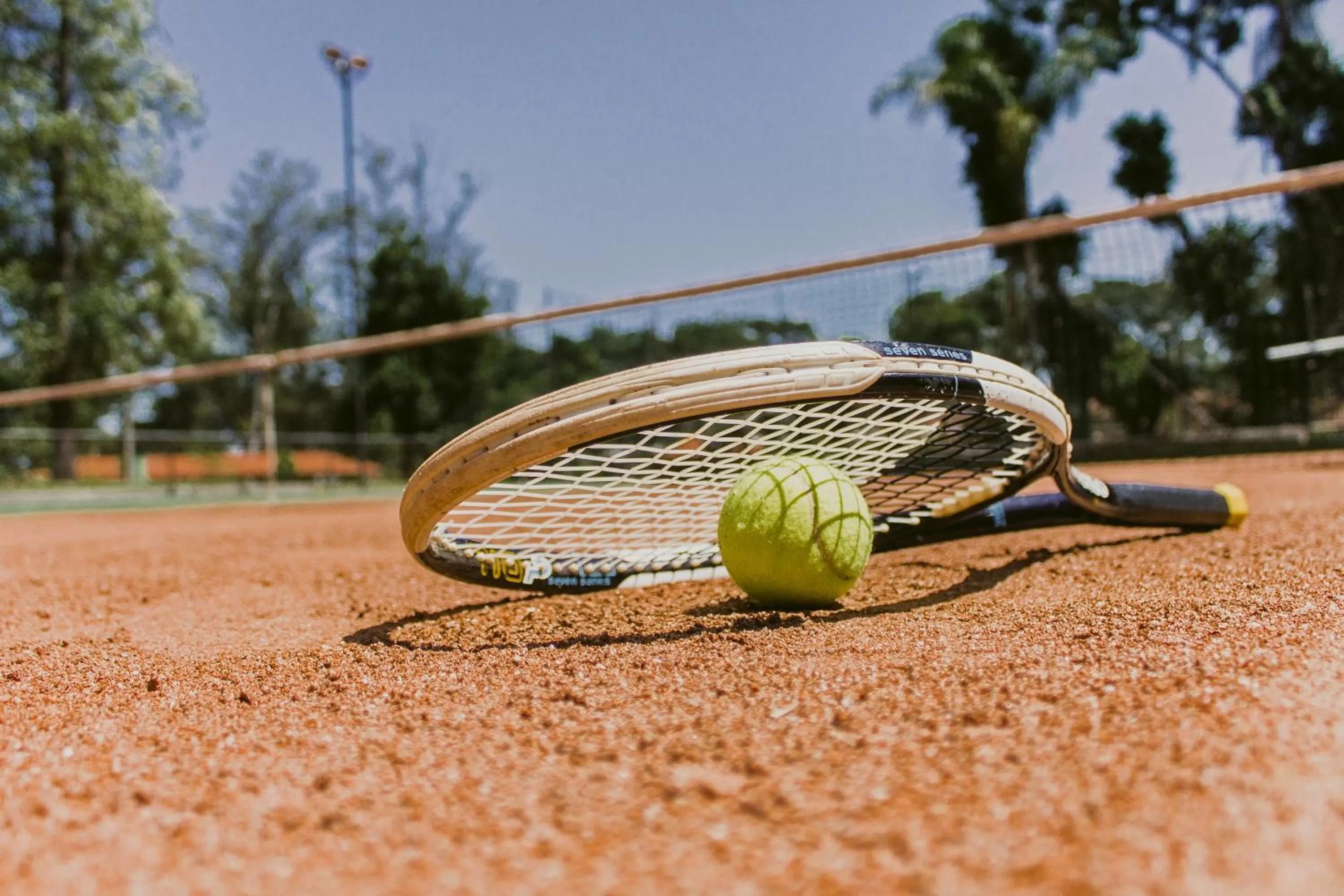 Tennis court in Hotel Resort e Golfe Clube dos 500
