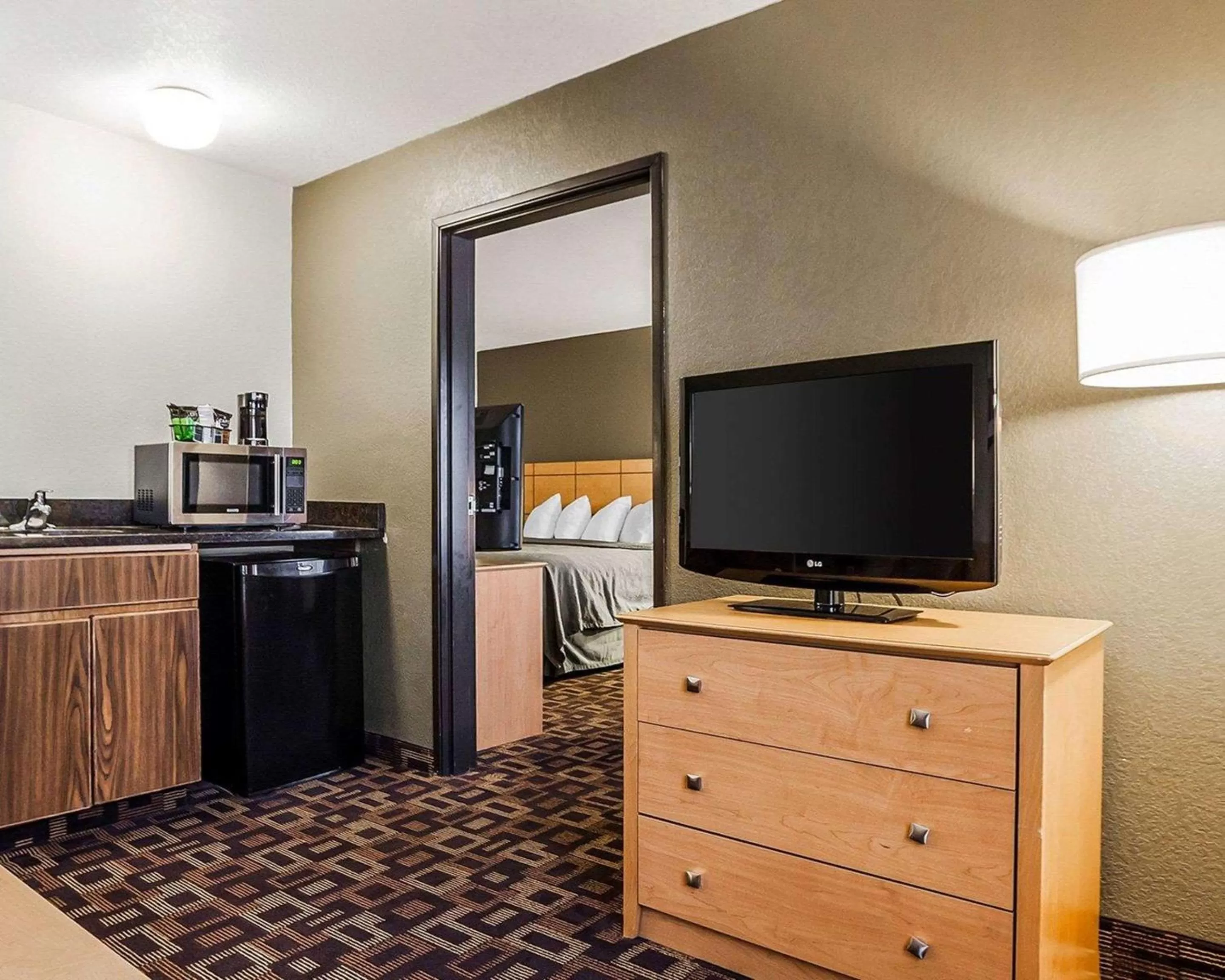 Photo of the whole room, Bed in Quality Inn & Suites Des Moines Airport