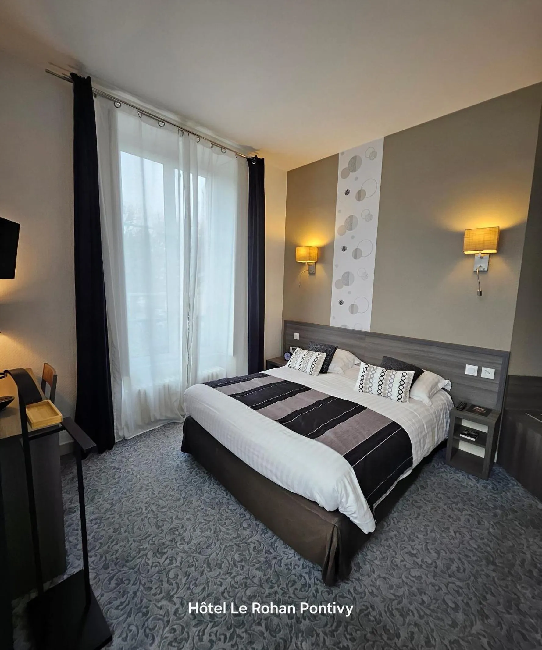 Guests, Bed in Hôtel Le Rohan Charme et Caractère