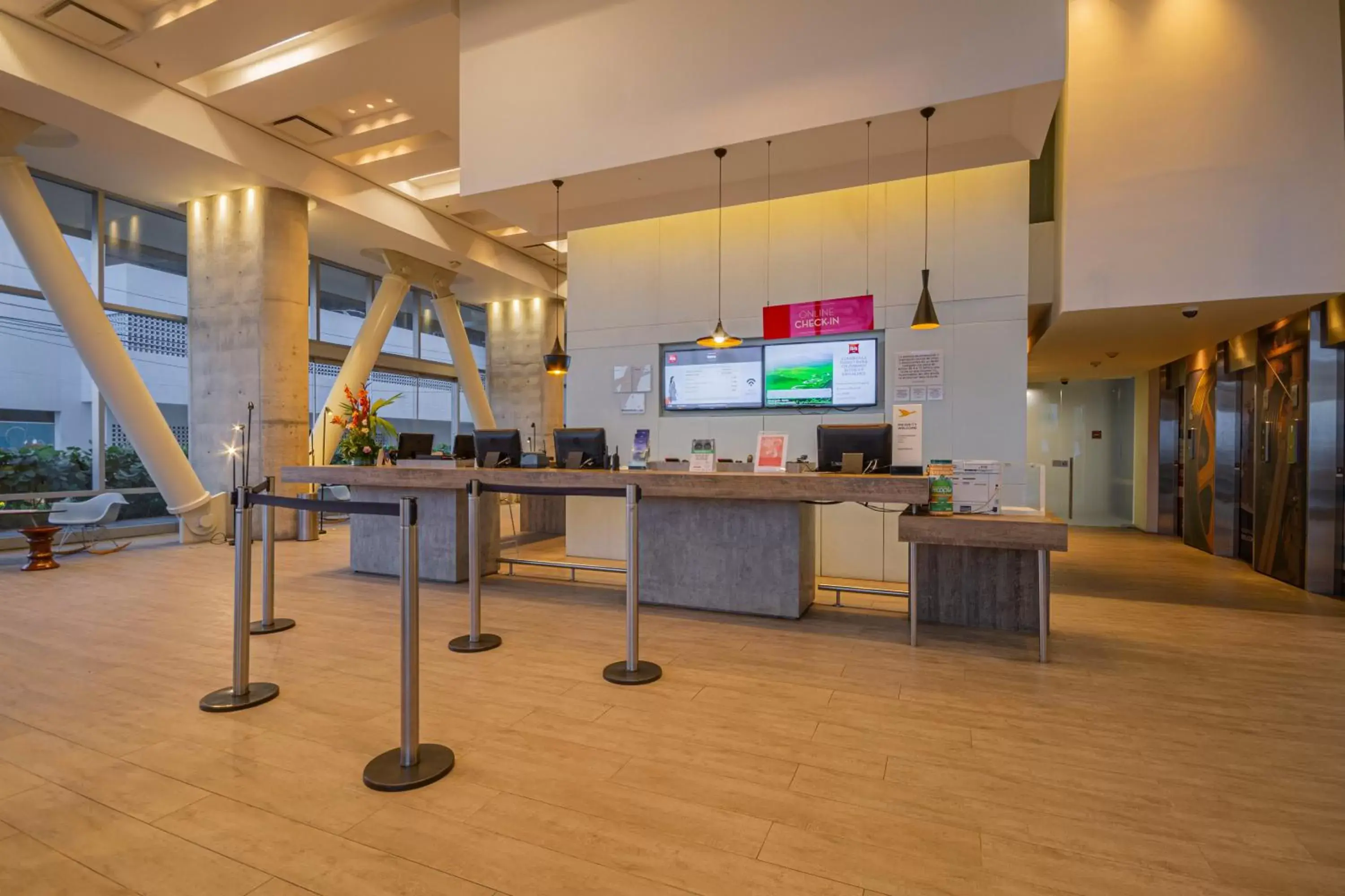 Staff, Lobby/Reception in Ibis Cartagena Marbella