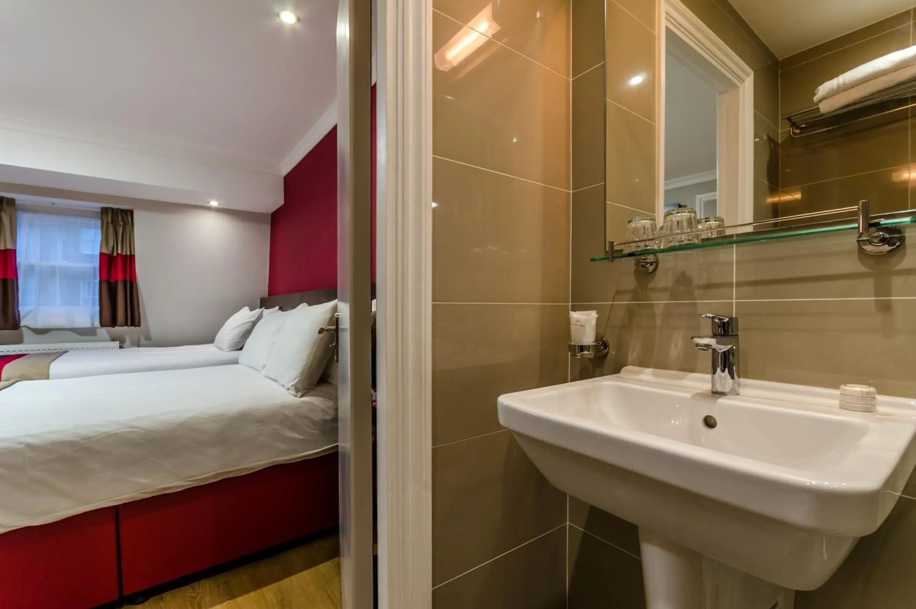Bed, Bathroom in Royal Cambridge Hotel