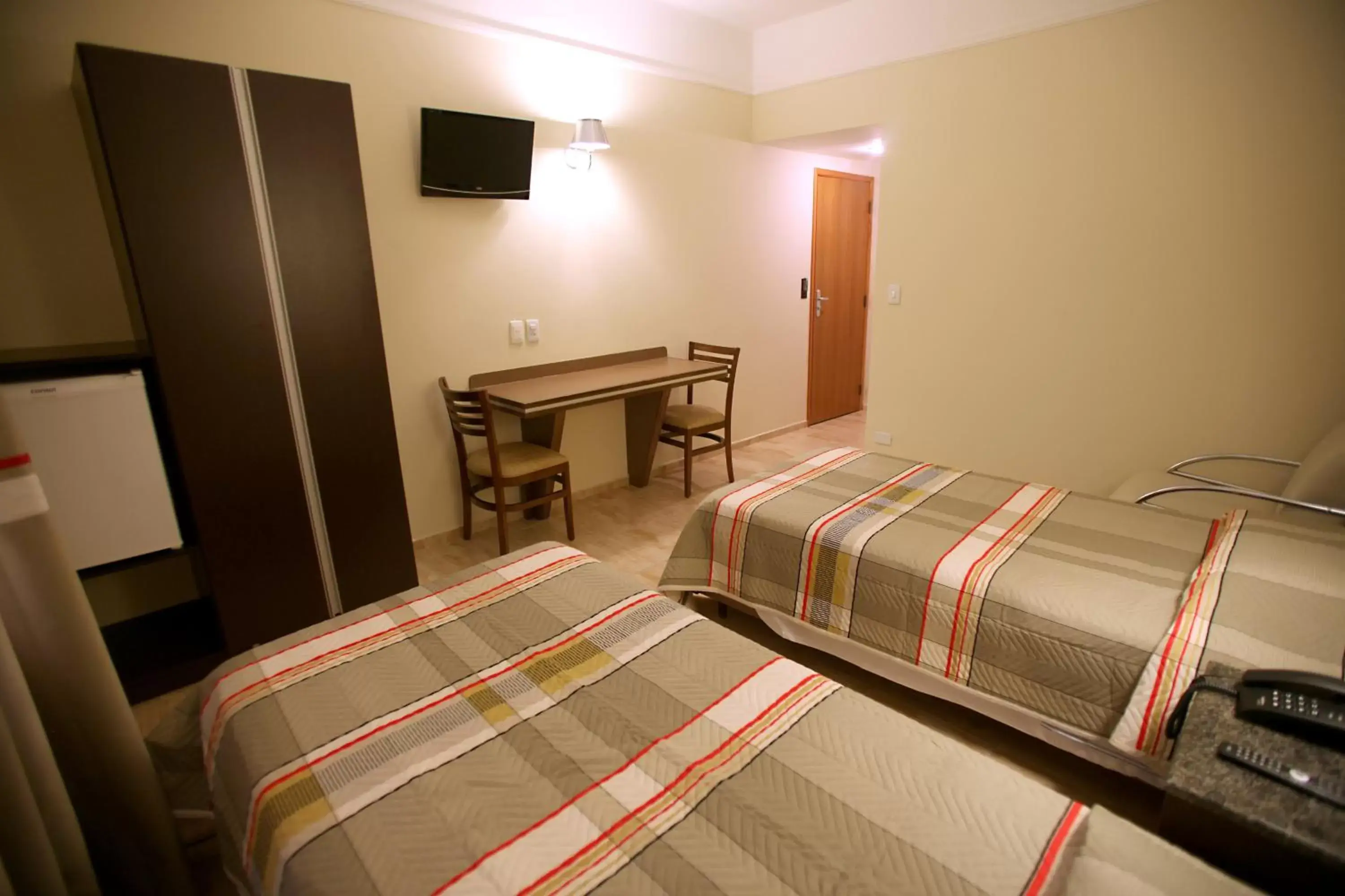 Photo of the whole room, Bed in Soneca Plaza Hotel