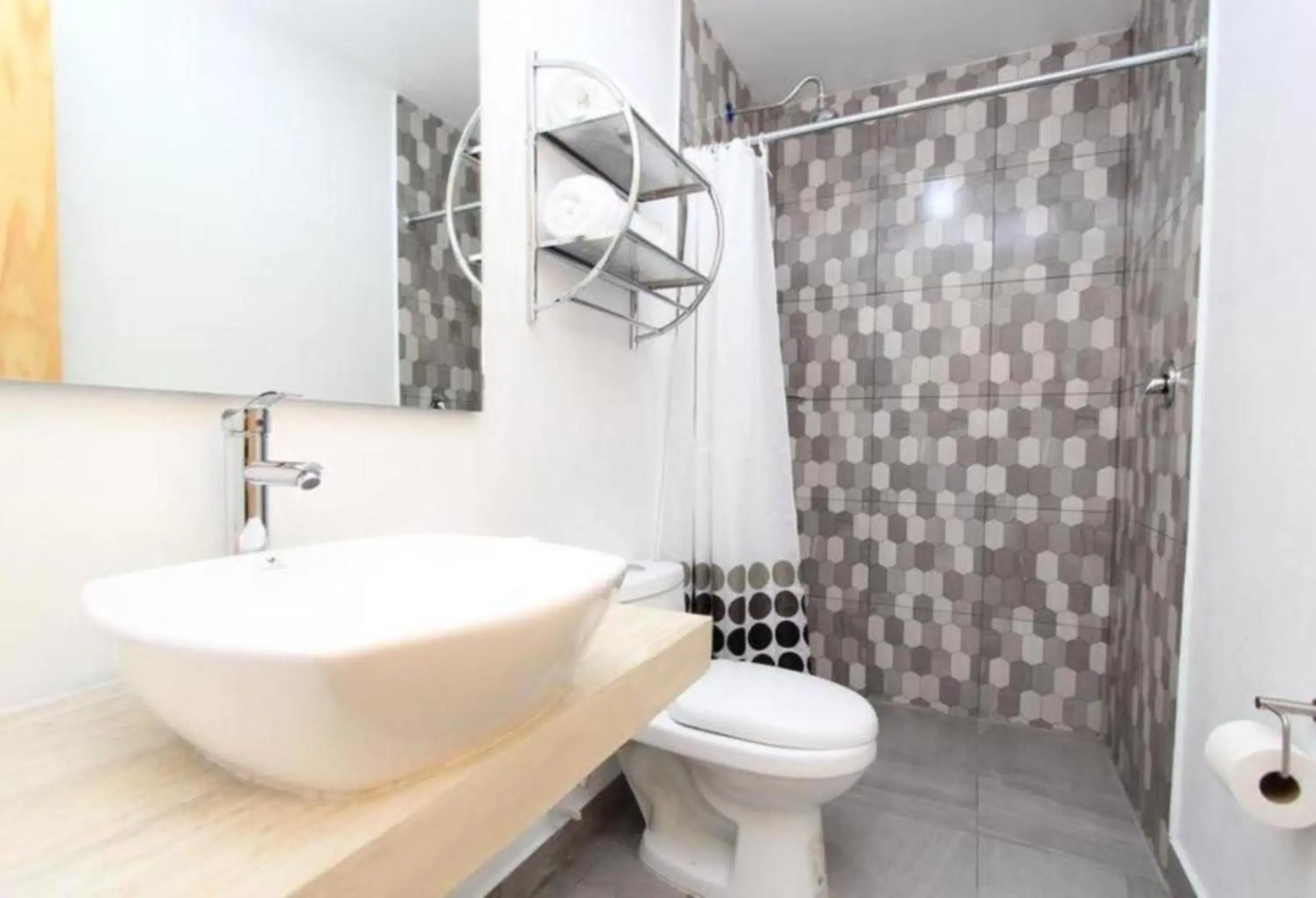 Shower, Bathroom in Hotel Brisas Express