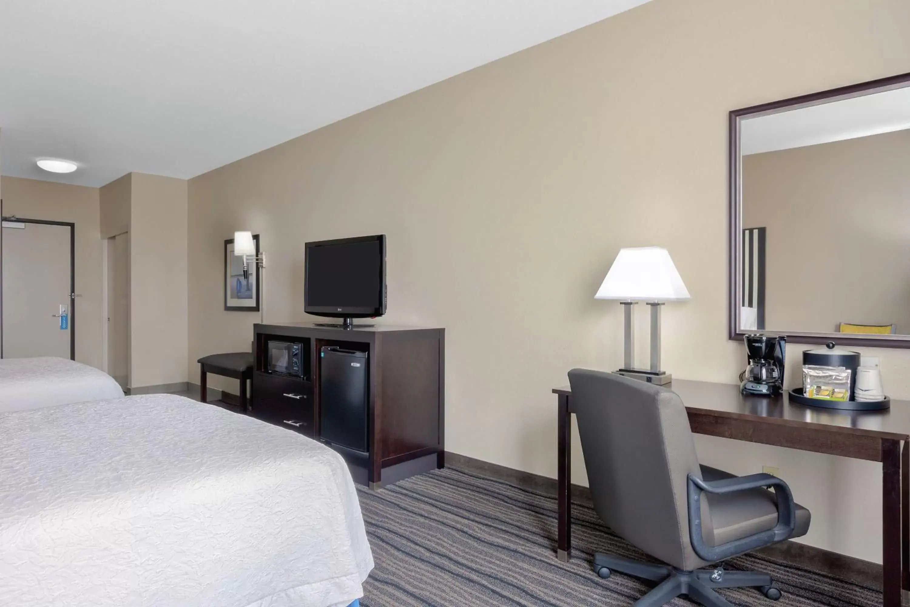 Bedroom, TV/Entertainment Center in Hampton Inn & Suites Mountain View