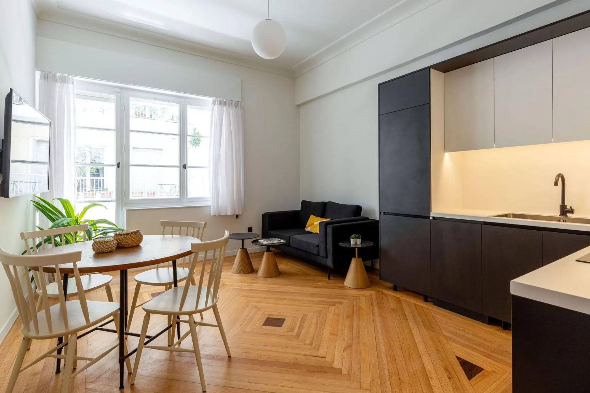 Kitchen or kitchenette, Seating Area in ZOIA The Met by UPSTREET