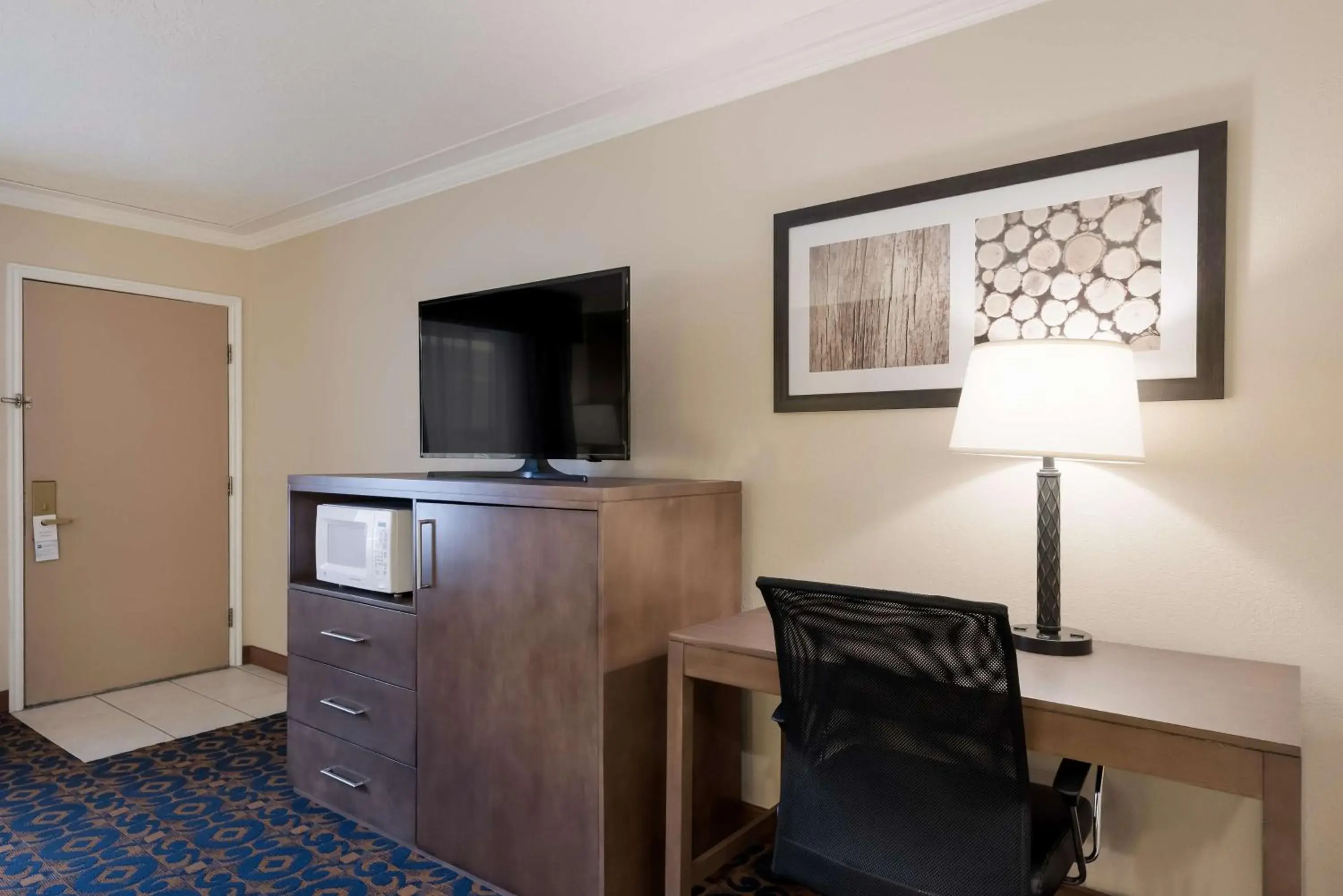 Bedroom, TV/Entertainment Center in Best Western Butch Cassidy Inn