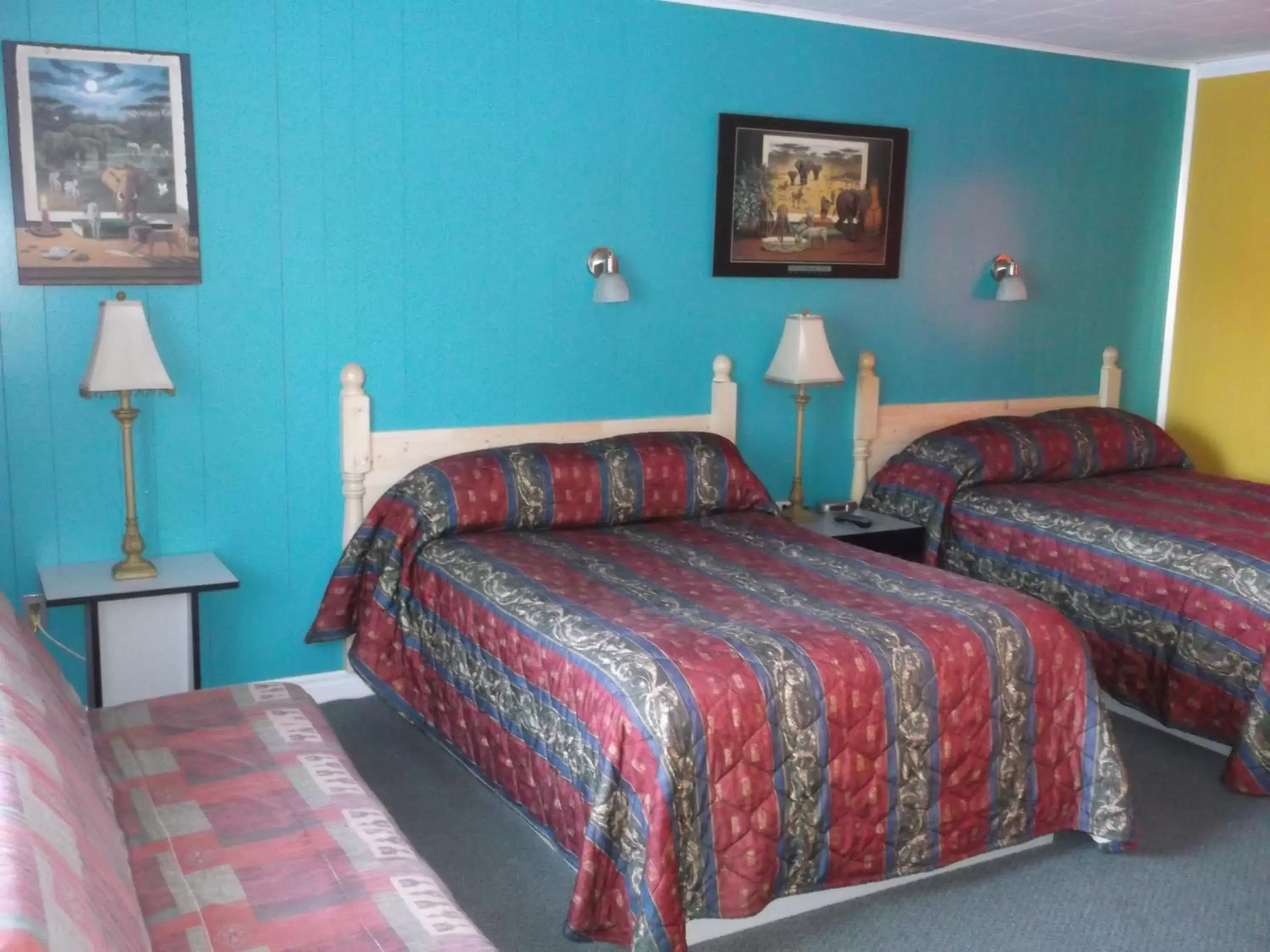 Bed in Haileybury Beach Motel