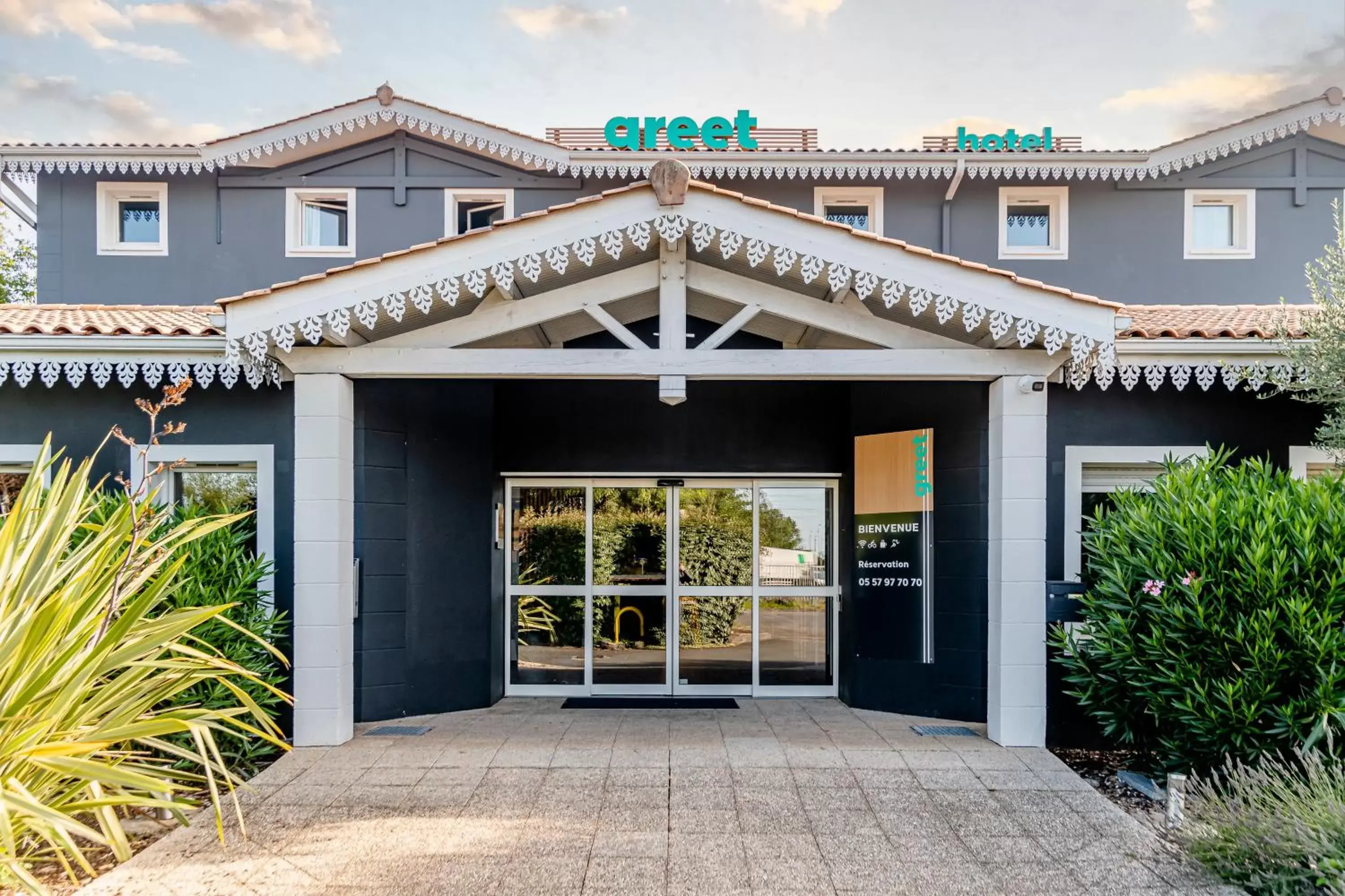 Property building in Greet Hotel Bordeaux Floirac Arena Property building in Greet Hotel Bordeaux Floirac Arena