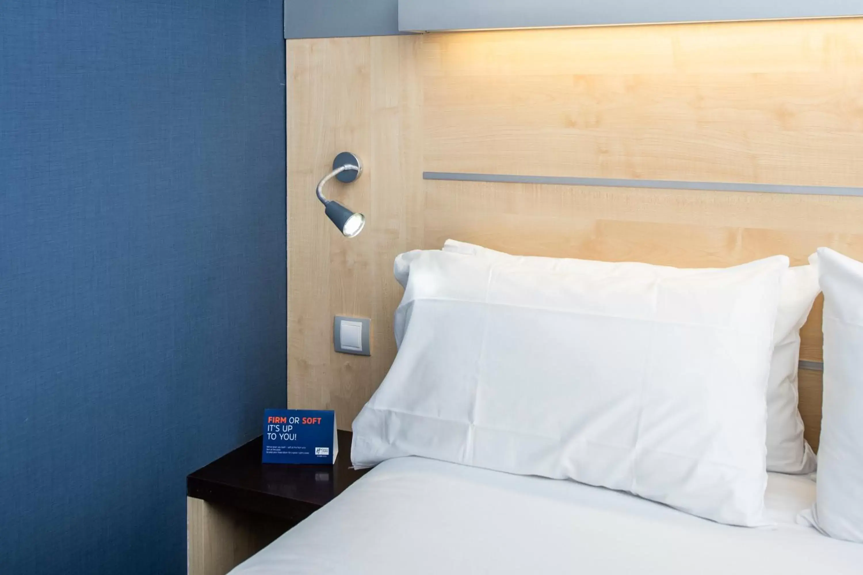 Property building, Bed in Holiday Inn Express Sant Cugat, an IHG Hotel