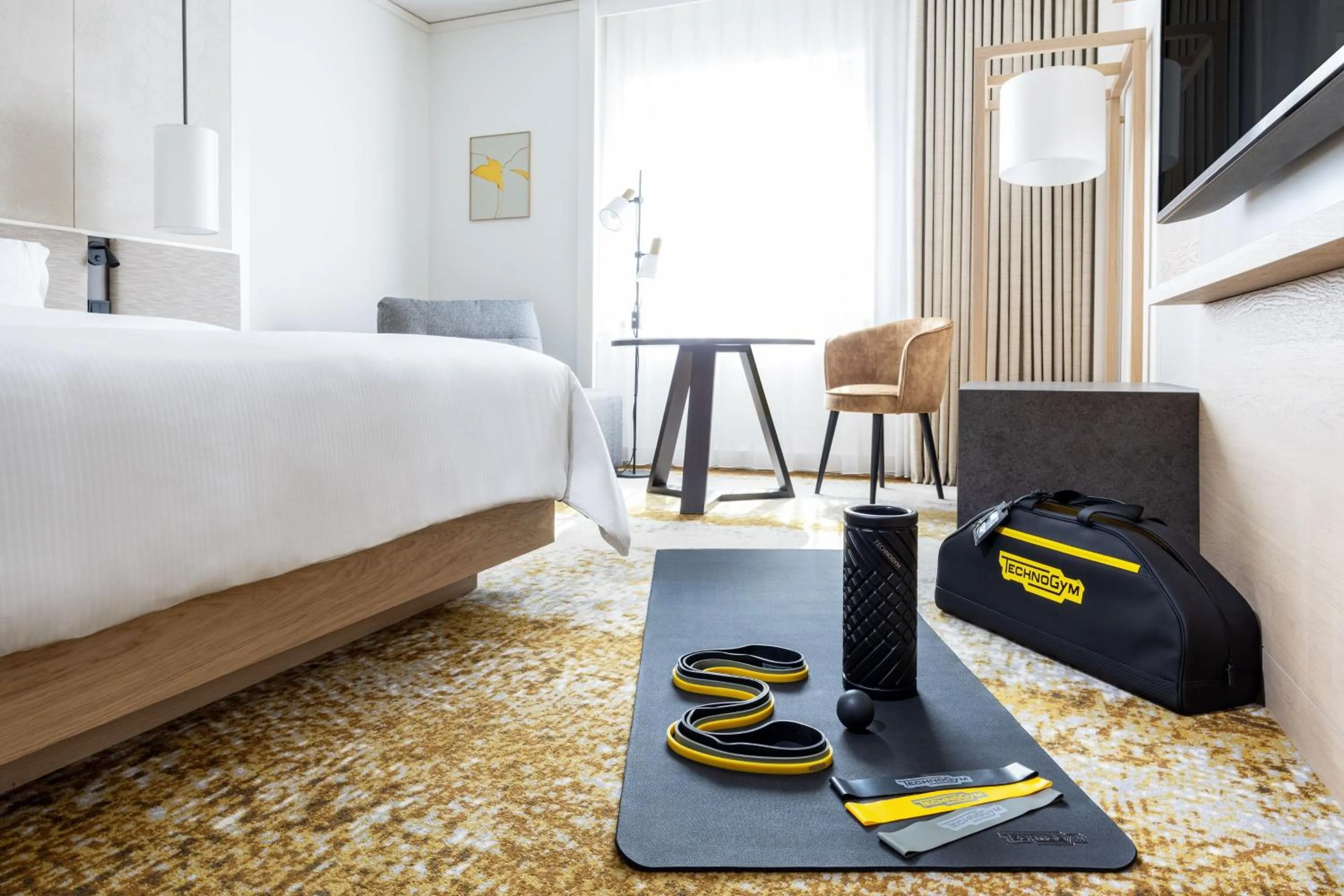 Fitness centre/facilities, Bed in The Westin Grand Frankfurt