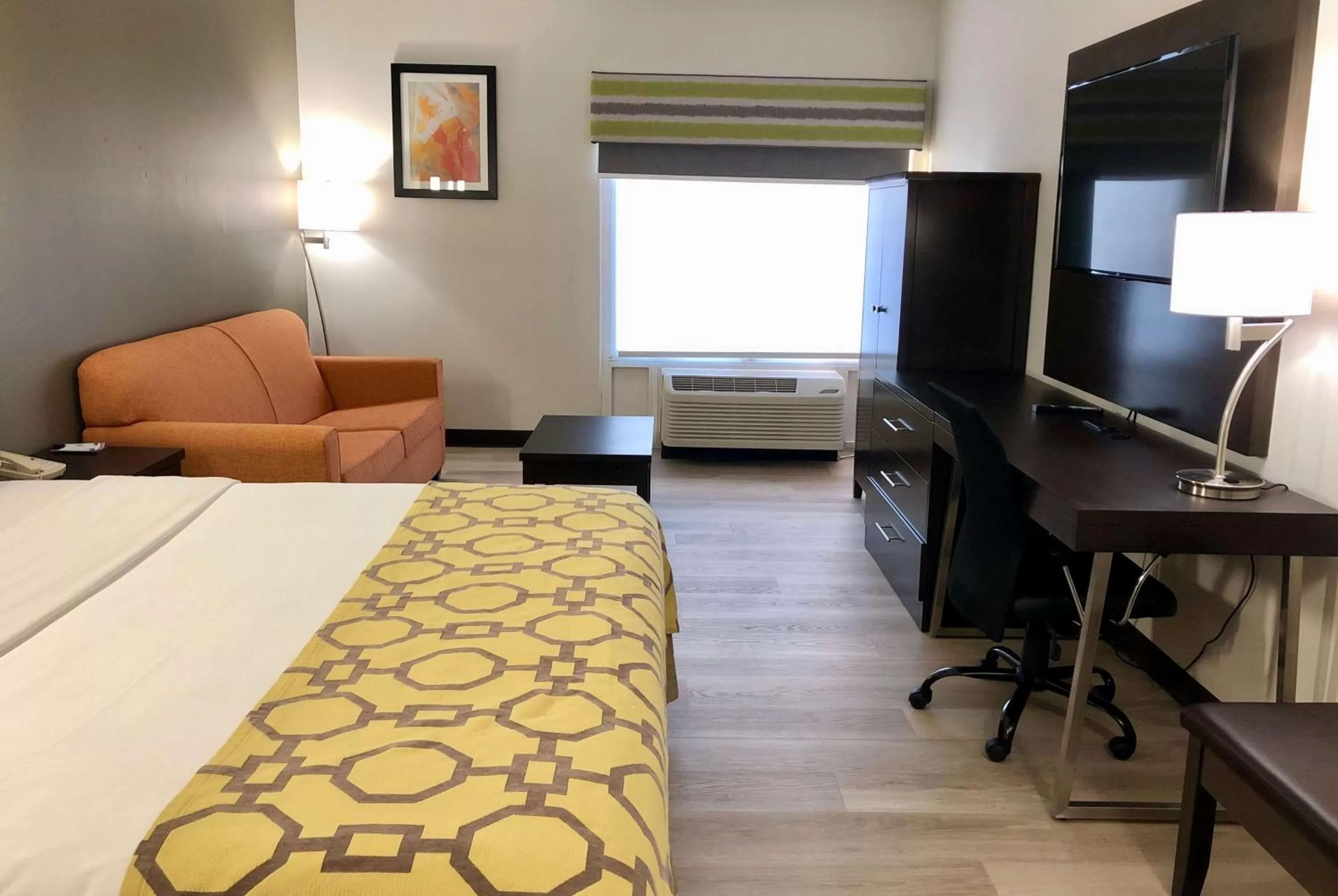 Photo of the whole room, Bed in Baymont by Wyndham Warrenton