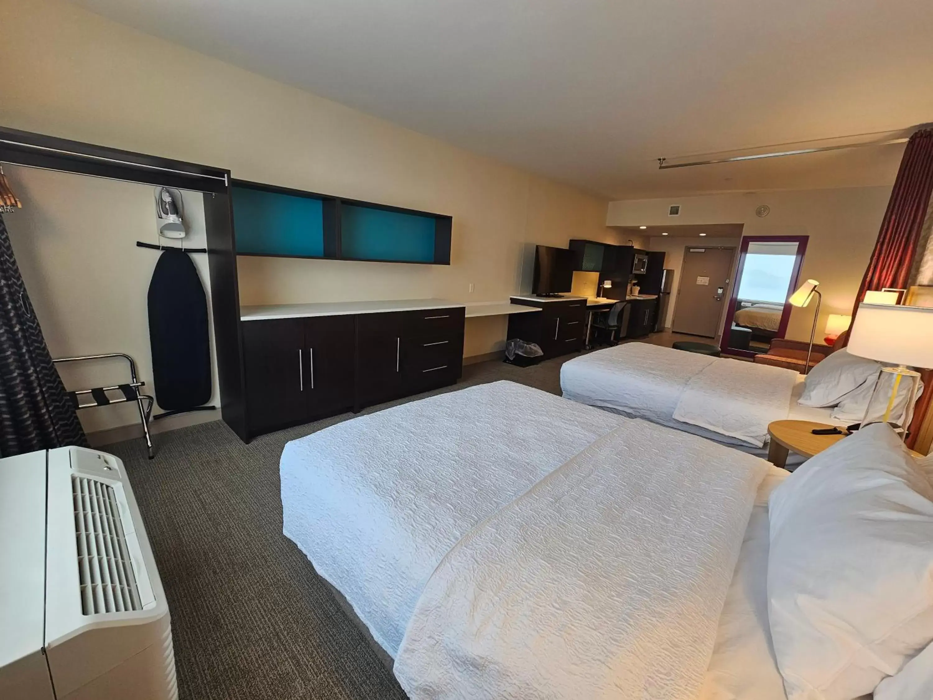 Photo of the whole room, Bed in Home2 Suites By Hilton Allentown Bethlehem Airport